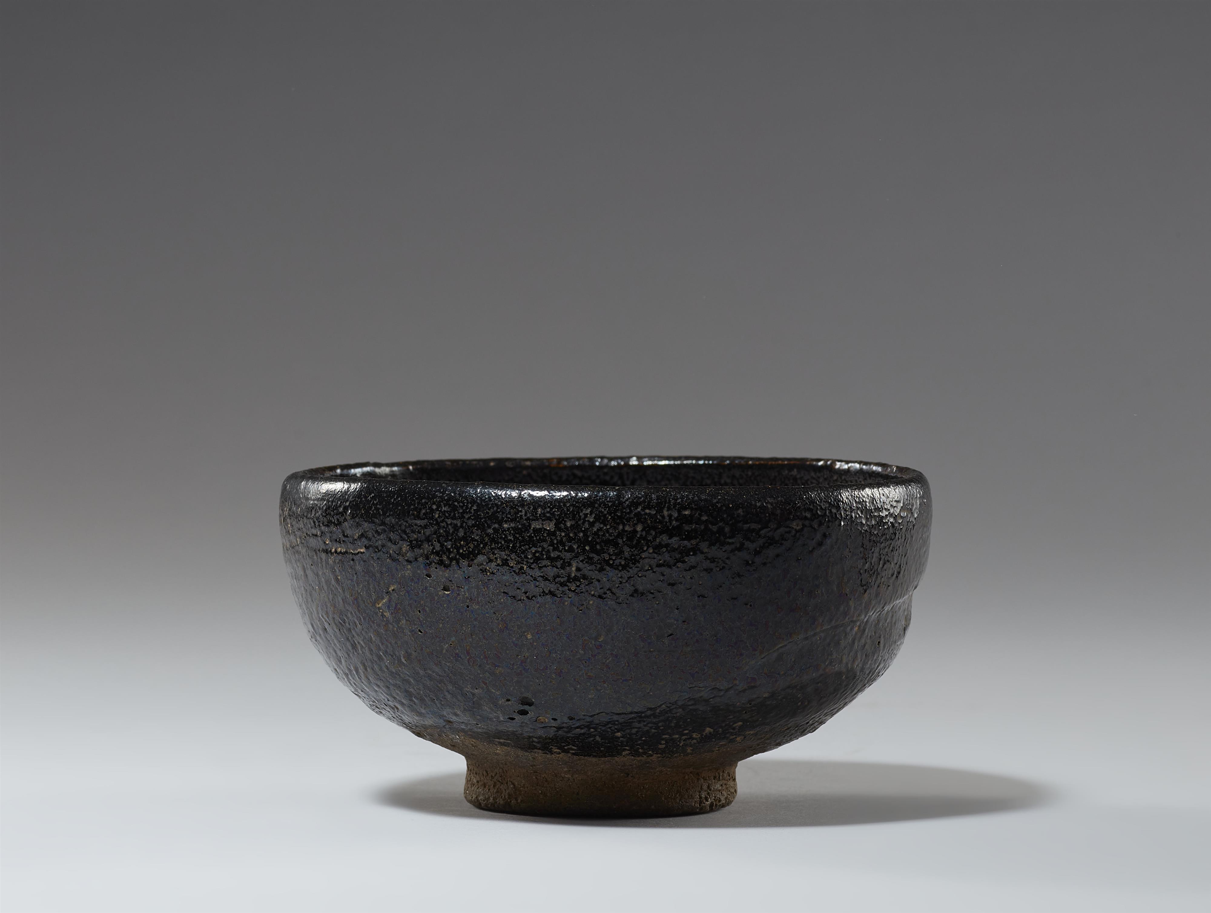 A Kuro-Raku summer chawan. Kyoto. Edo period, 18th century - image-3