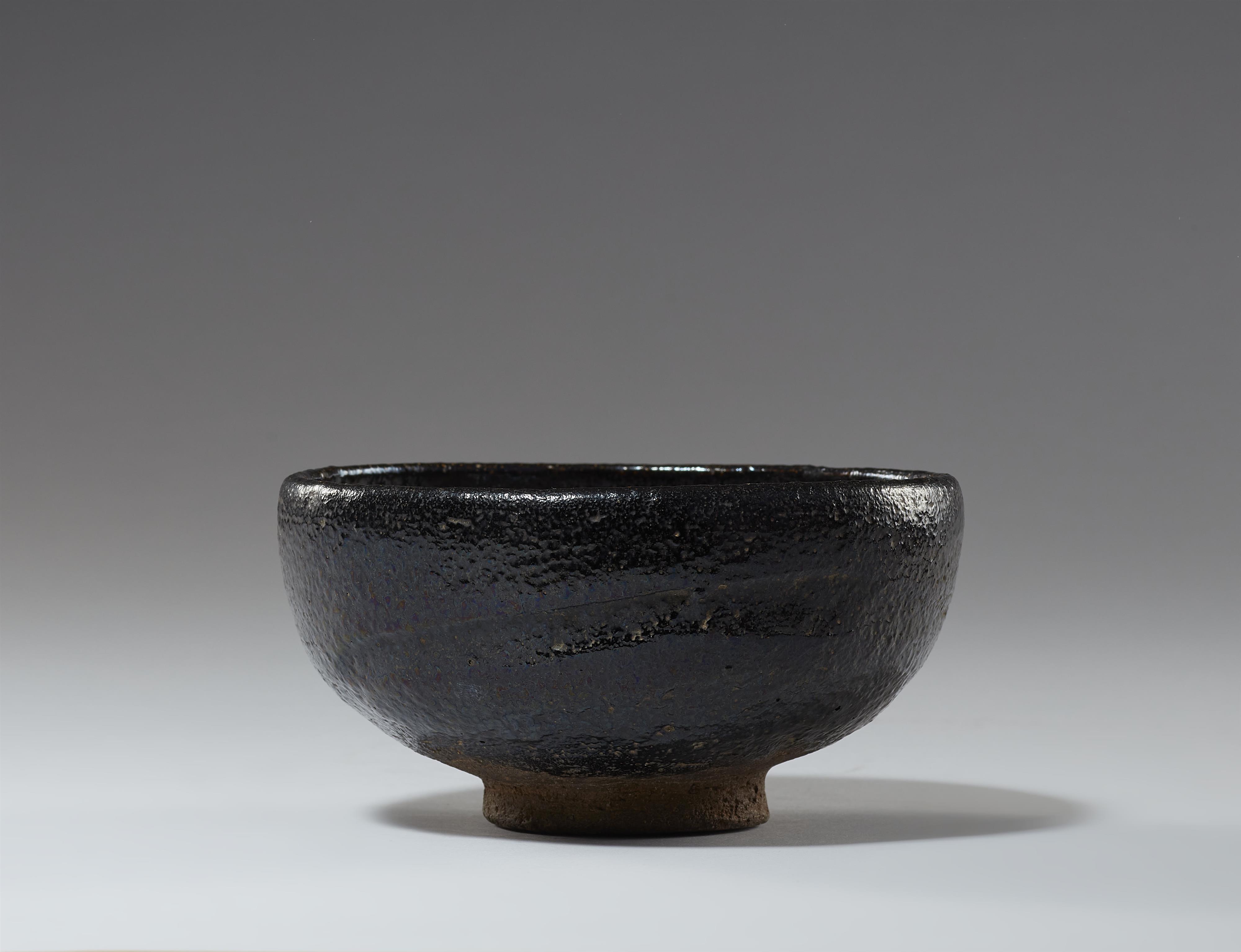 A Kuro-Raku summer chawan. Kyoto. Edo period, 18th century - image-4