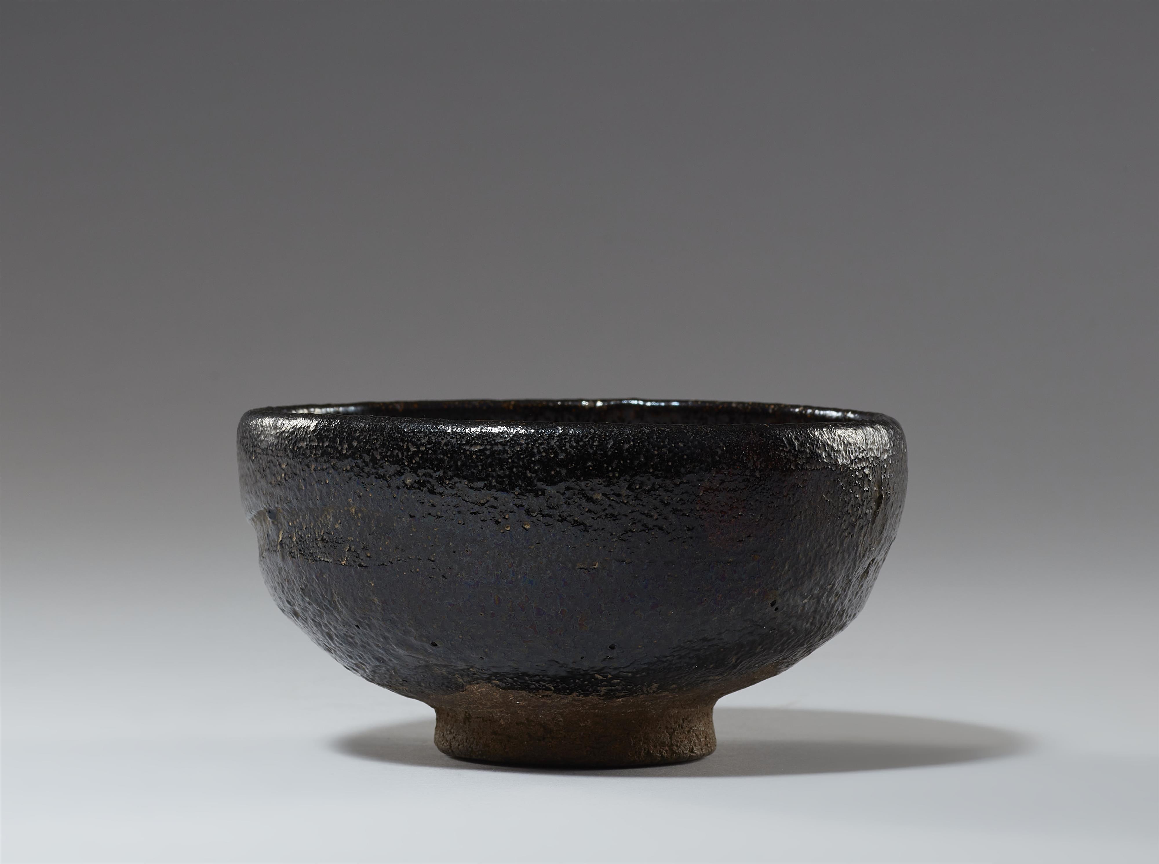 A Kuro-Raku summer chawan. Kyoto. Edo period, 18th century - image-5