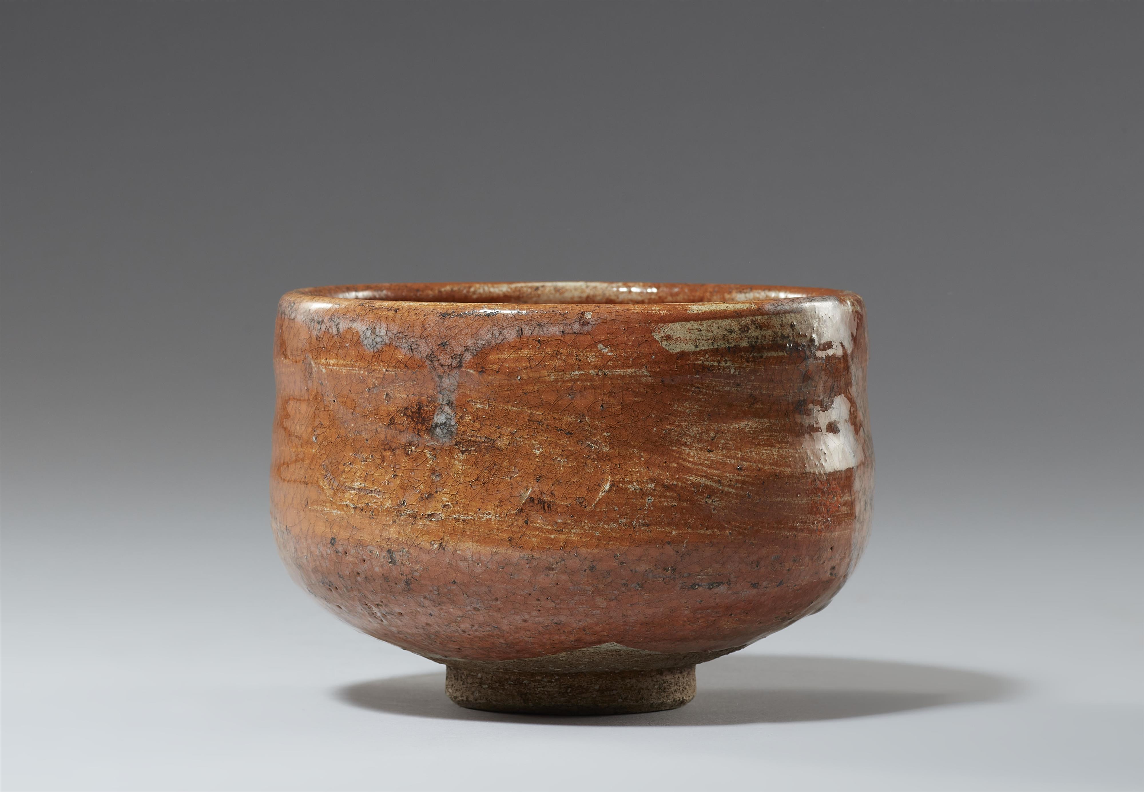 A Kyoto Aka-Raku chawan. Edo period, 19th century - image-3