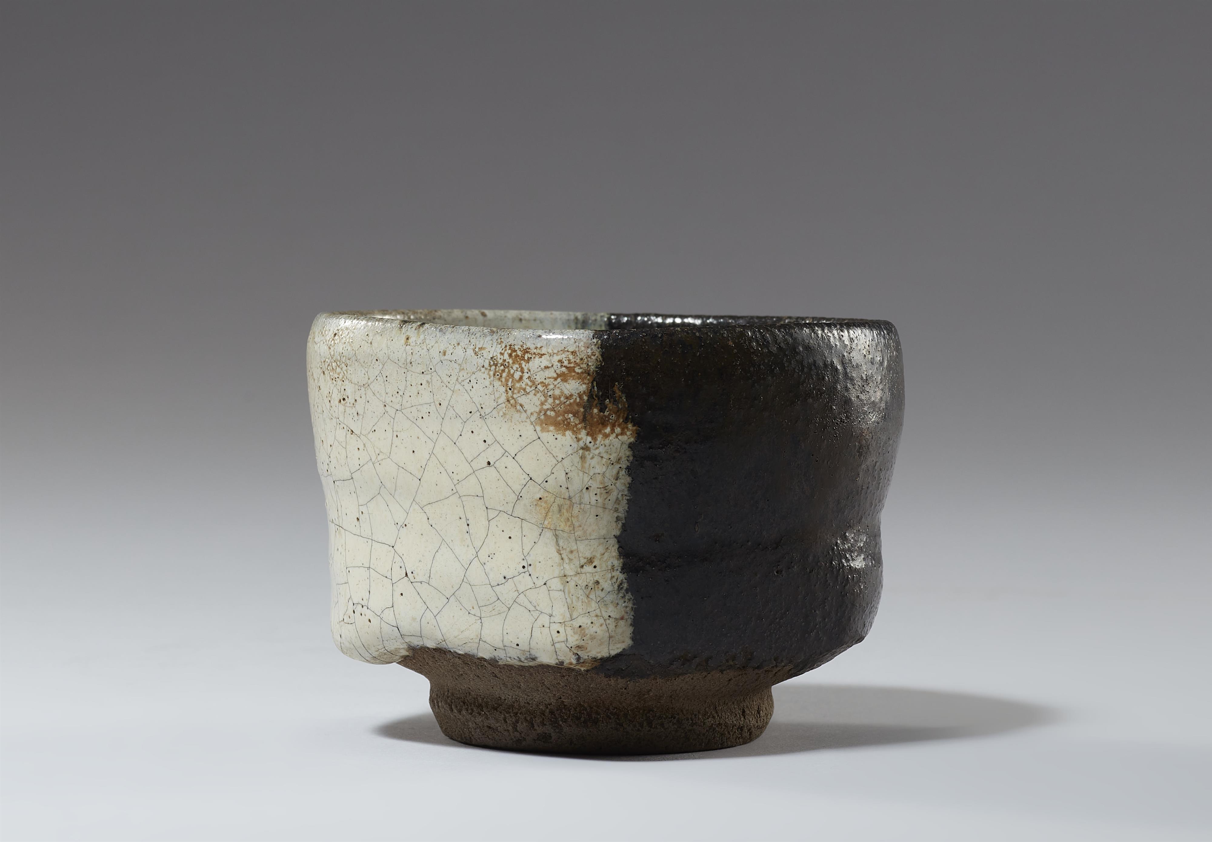 A small Chosen Karatsu chawan. Hizen province. Edo period, 17/18th century - image-2