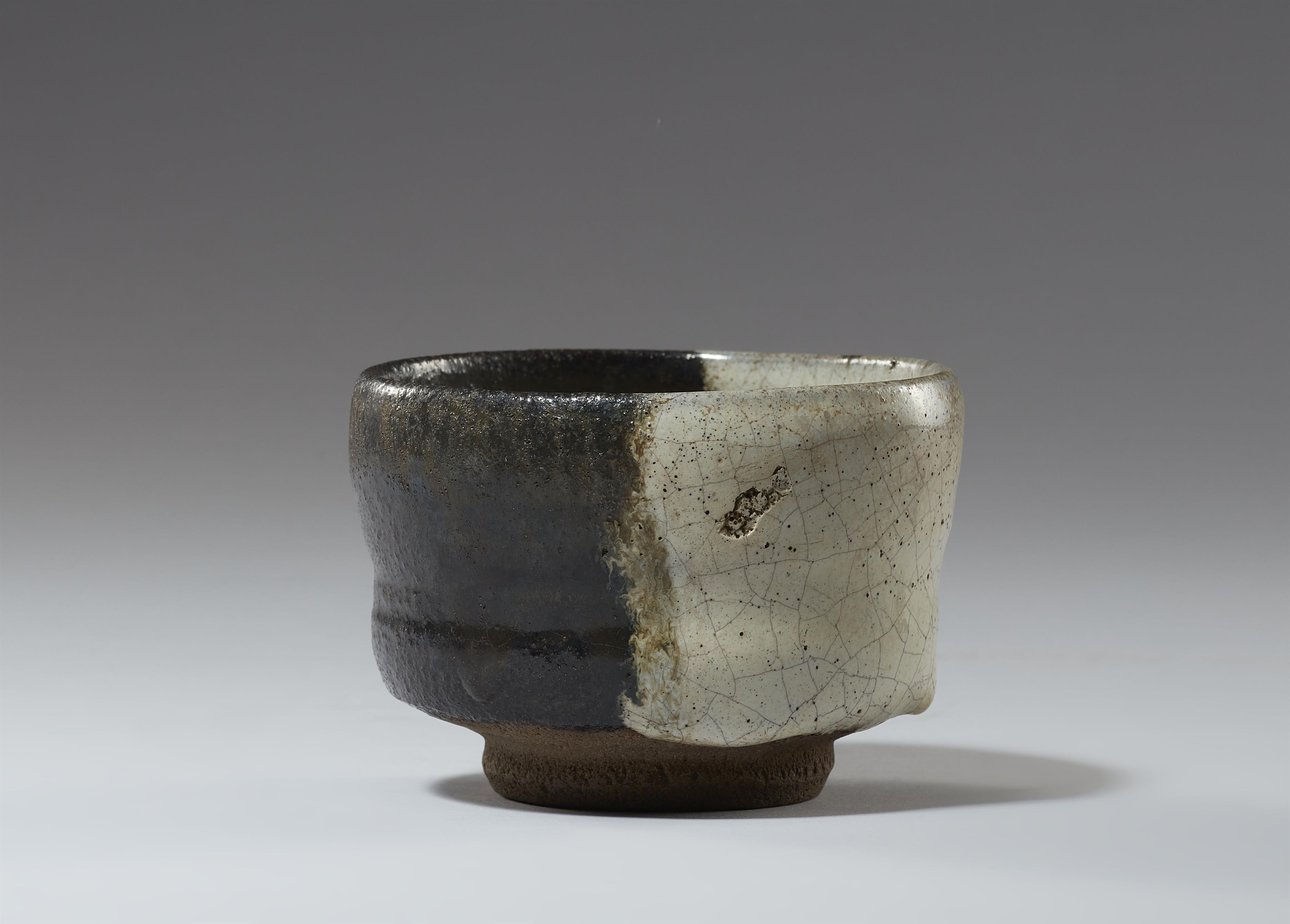 A small Chosen Karatsu chawan. Hizen province. Edo period, 17/18th century - image-4