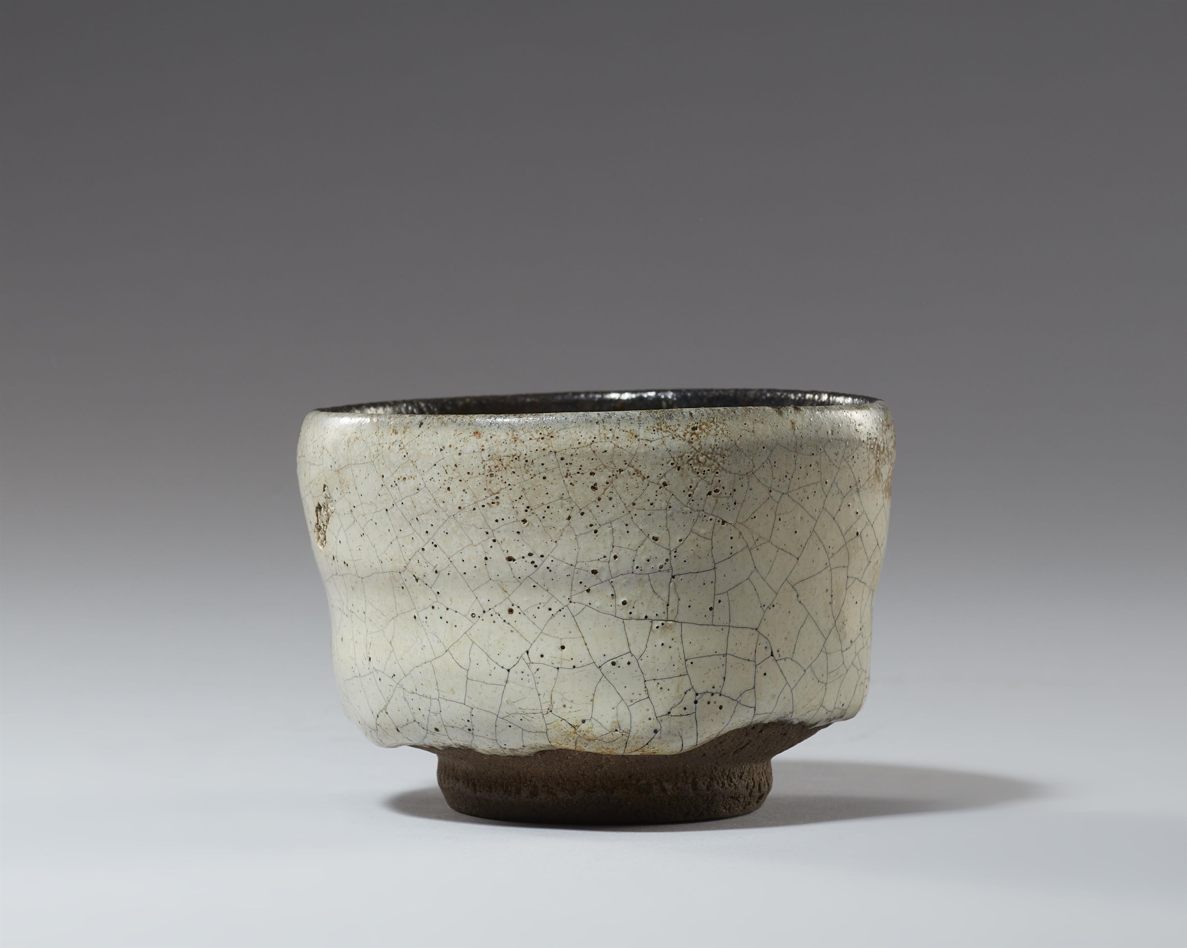 A small Chosen Karatsu chawan. Hizen province. Edo period, 17/18th century - image-5