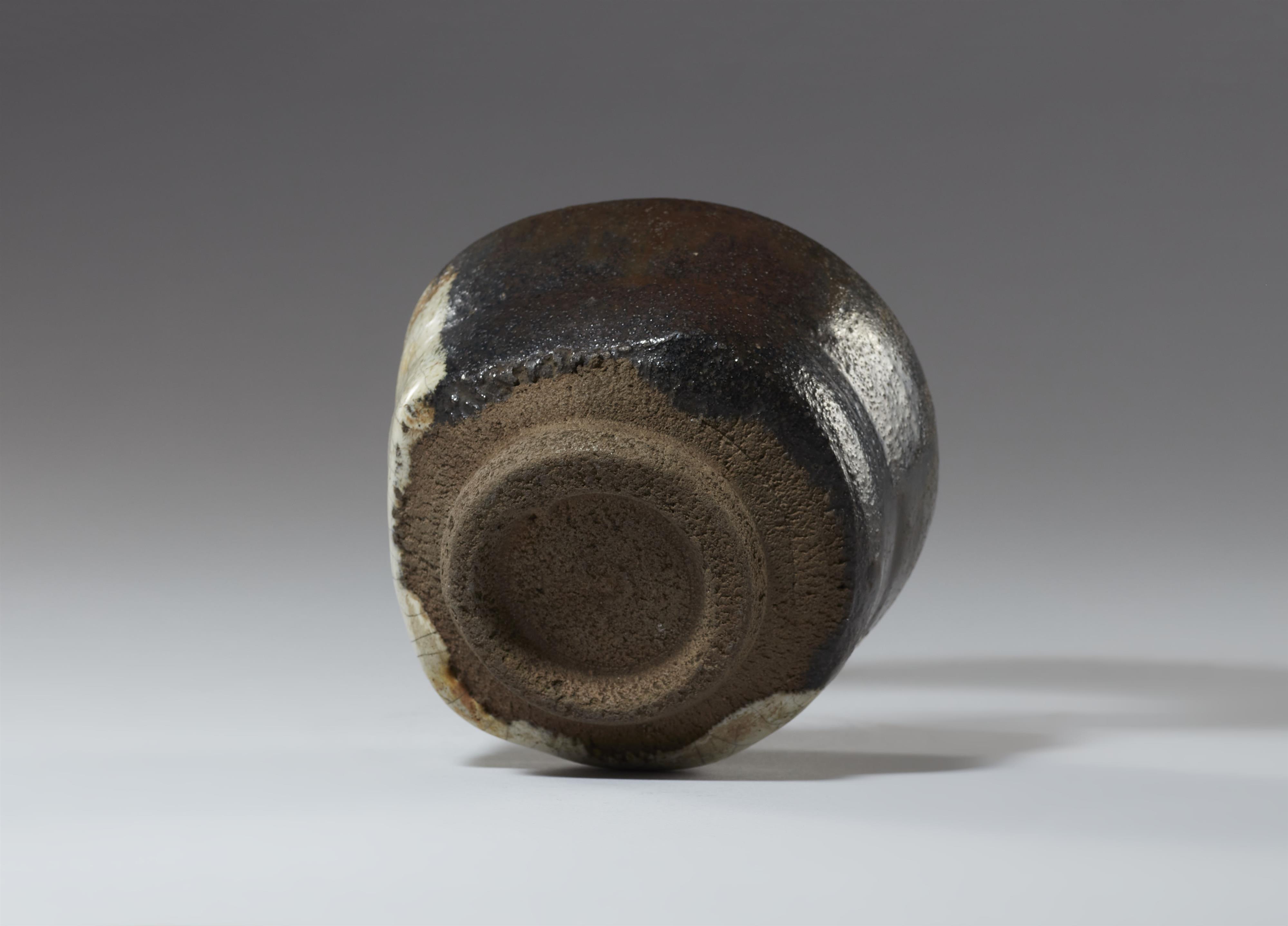 A small Chosen Karatsu chawan. Hizen province. Edo period, 17/18th century - image-6