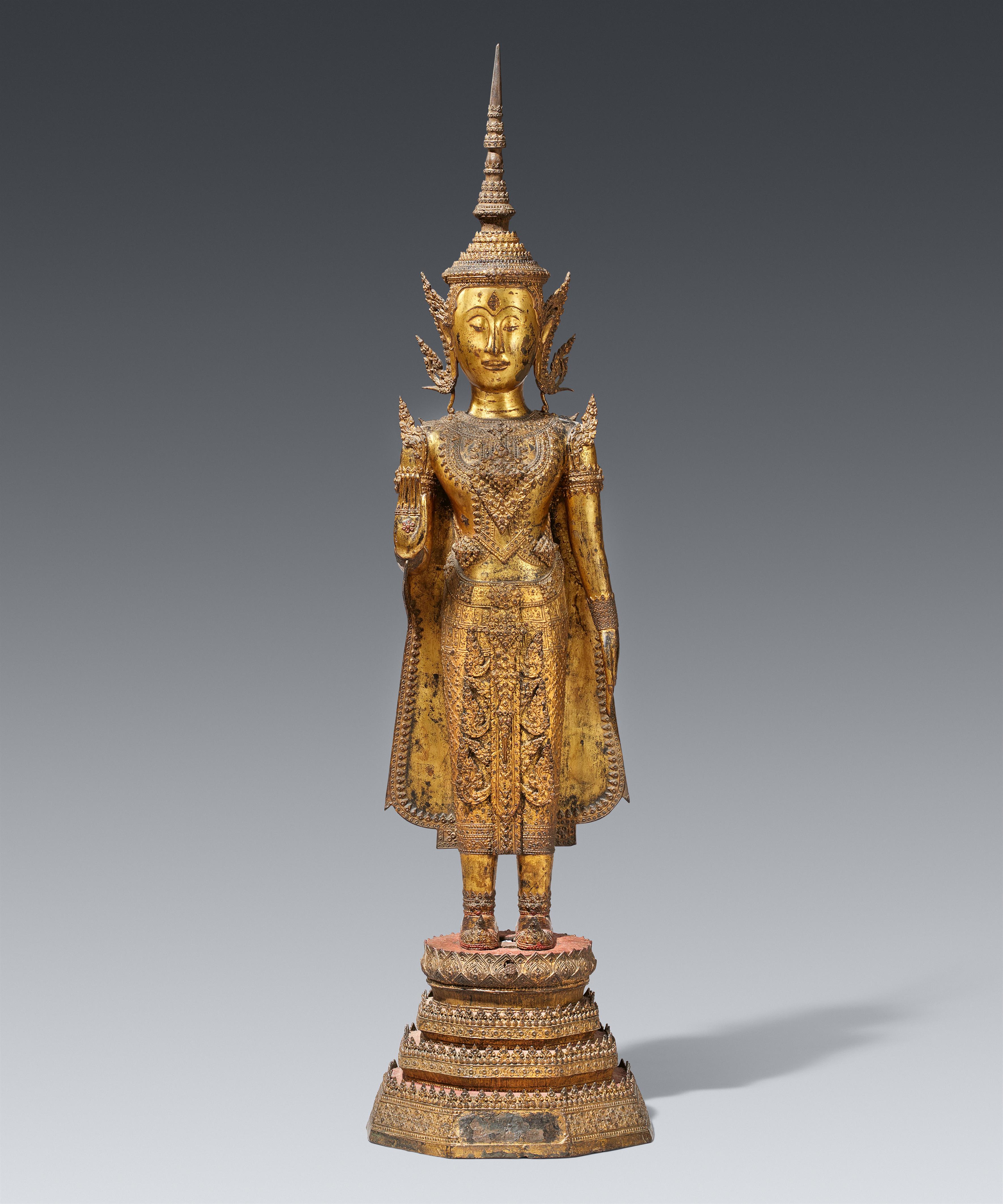 Stehender Buddha Shakyamuni im Fürstenschmuck. Bronze, über Schwarzlack vergoldet. Thailand. Ratanakosin. 19. Jh. - image-1