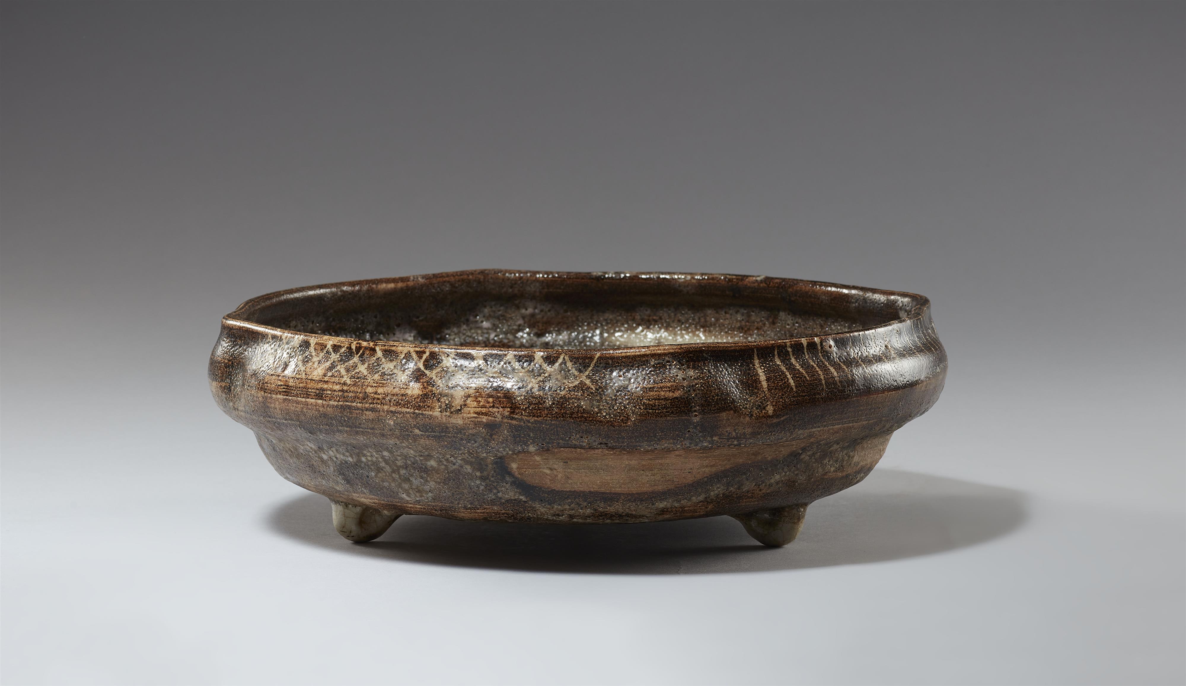 A large and shallow Nezumi-Shino bowl. Mino area, Owari province. Early Edo period, 17th century - image-2