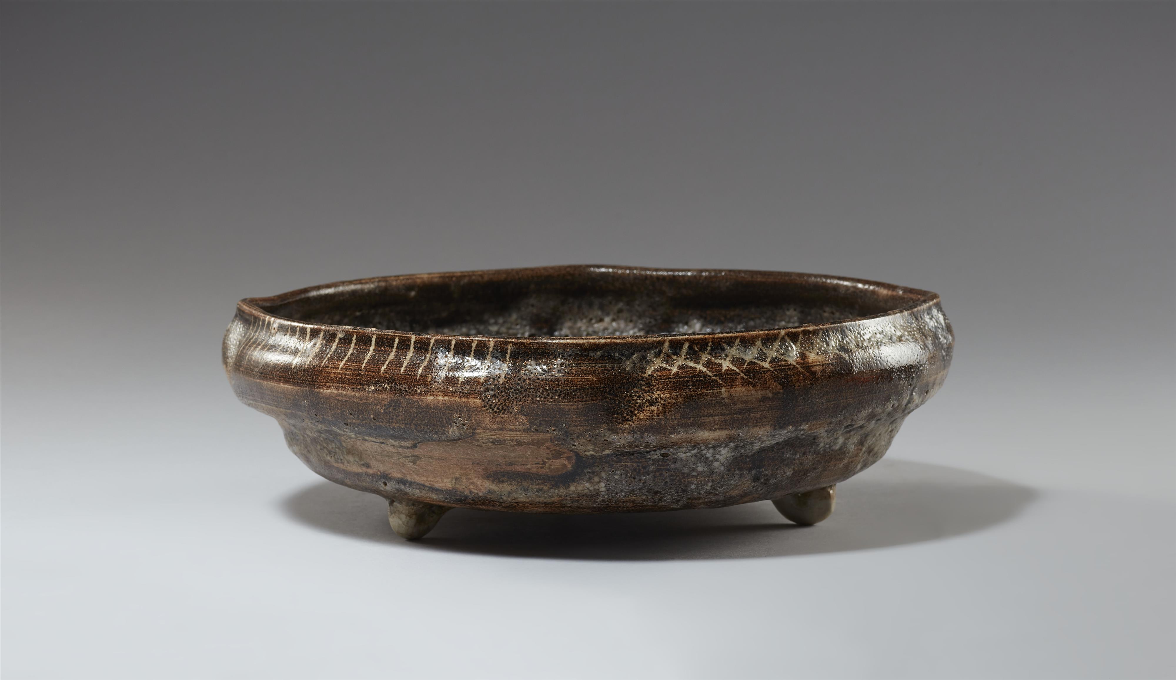 A large and shallow Nezumi-Shino bowl. Mino area, Owari province. Early Edo period, 17th century - image-3