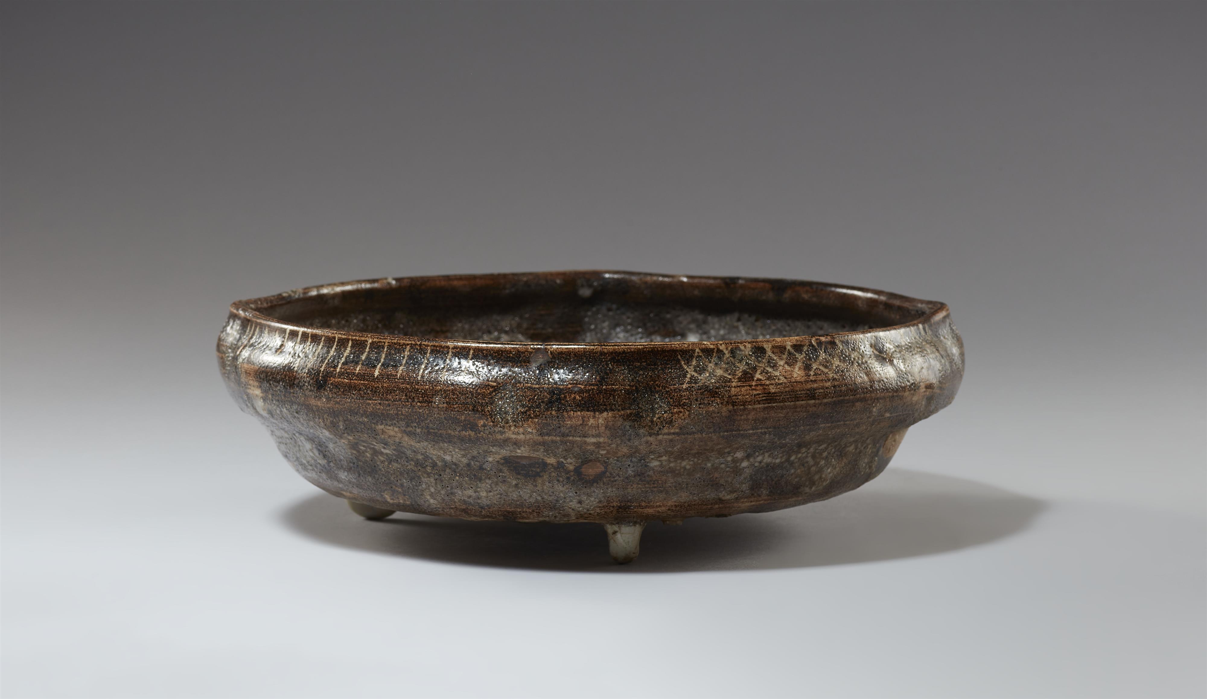 A large and shallow Nezumi-Shino bowl. Mino area, Owari province. Early Edo period, 17th century - image-5