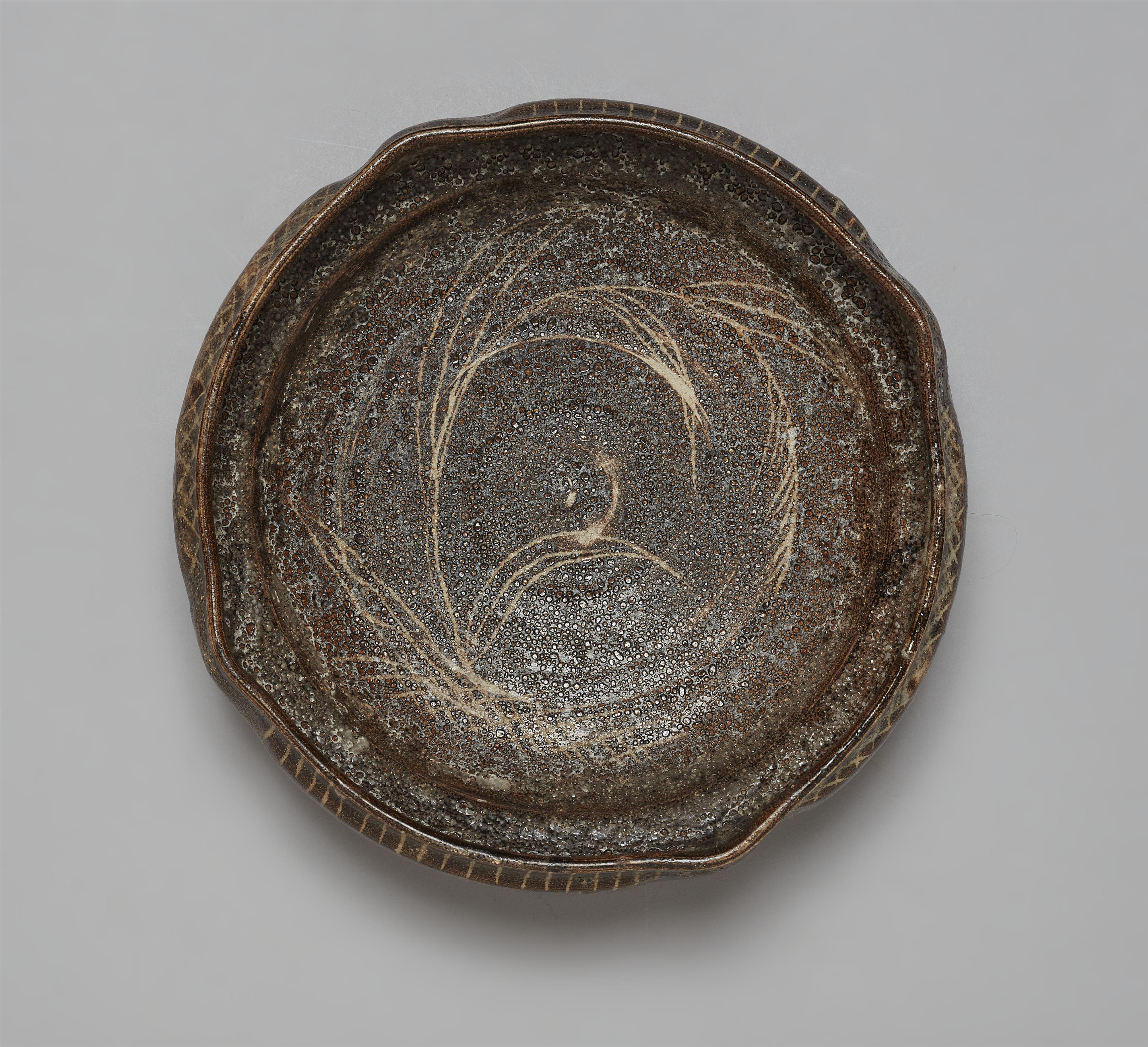 A large and shallow Nezumi-Shino bowl. Mino area, Owari province. Early Edo period, 17th century - image-6