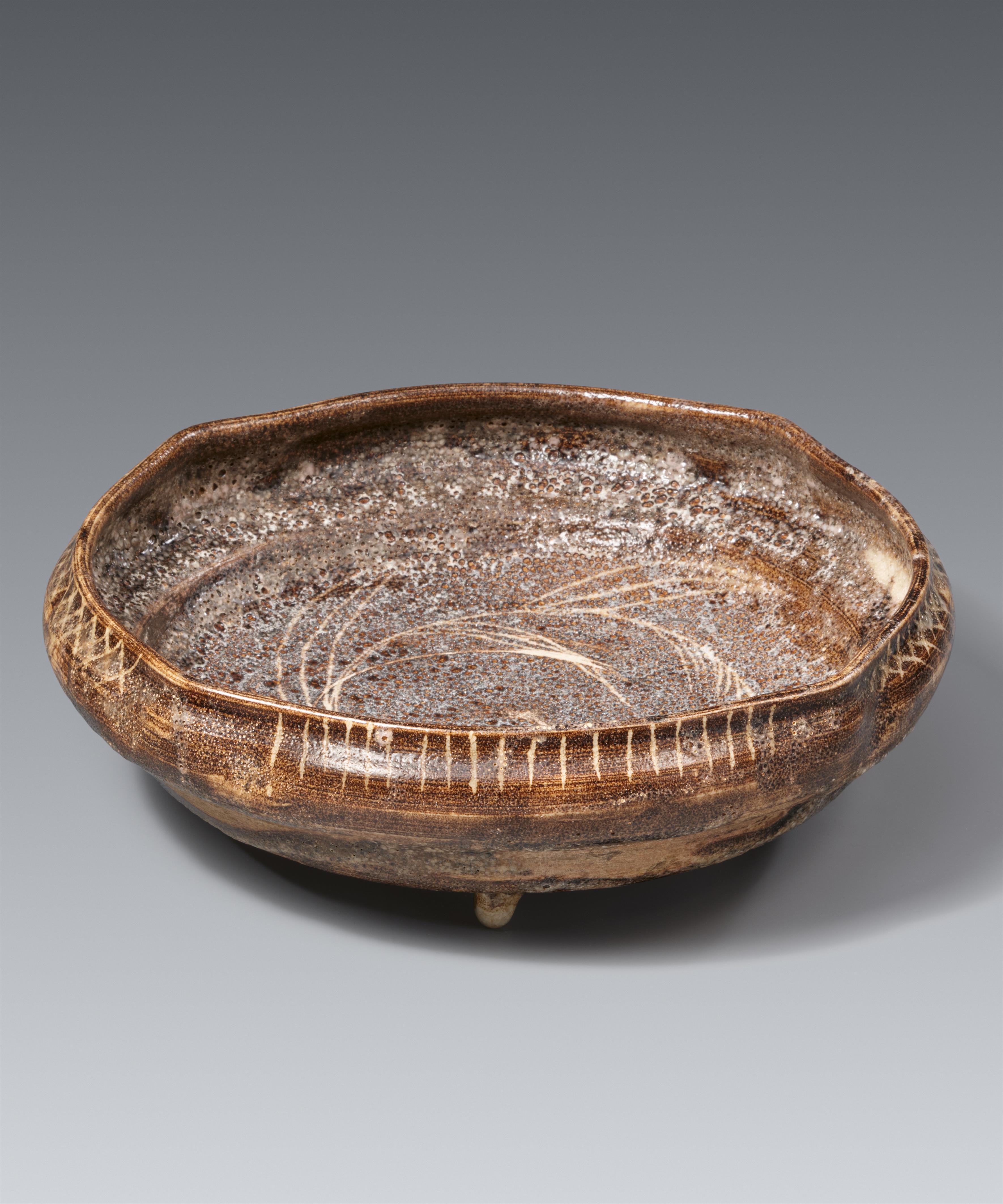 A large and shallow Nezumi-Shino bowl. Mino area, Owari province. Early Edo period, 17th century - image-1