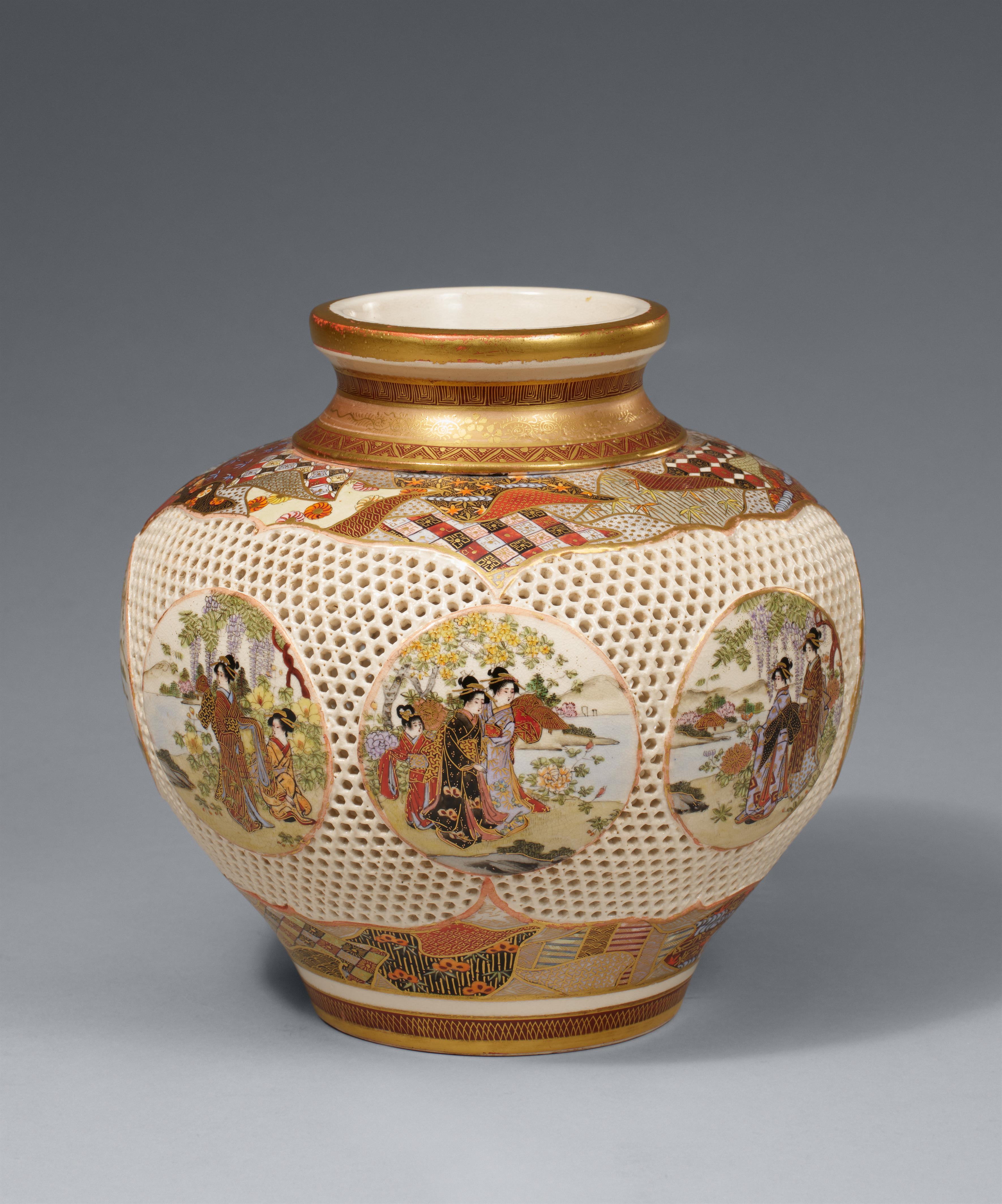 A globular Satsuma vase by Kinkozan. Early 20th century - image-2