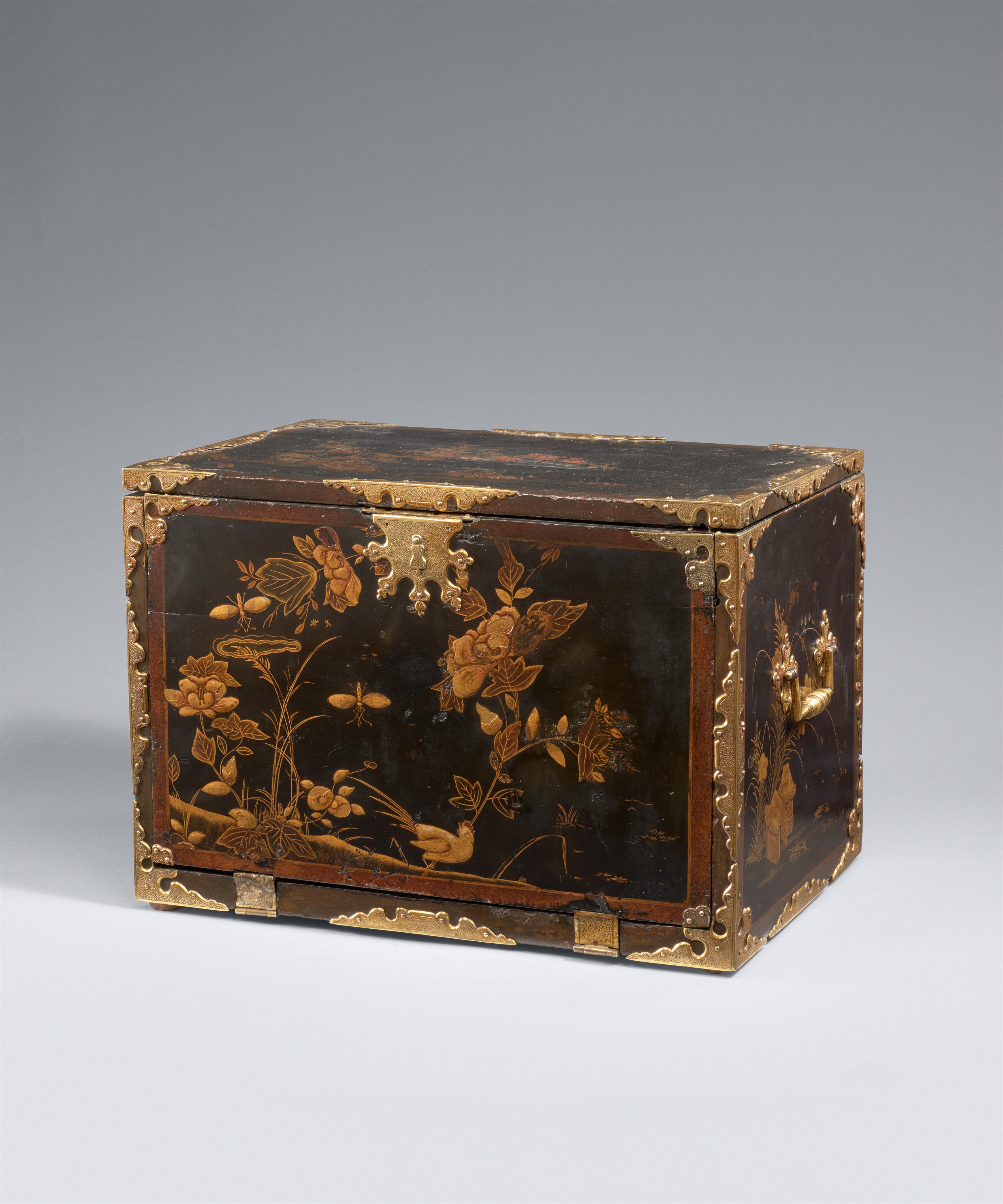 A lacquer table cabinet. Late 17th century - image-2