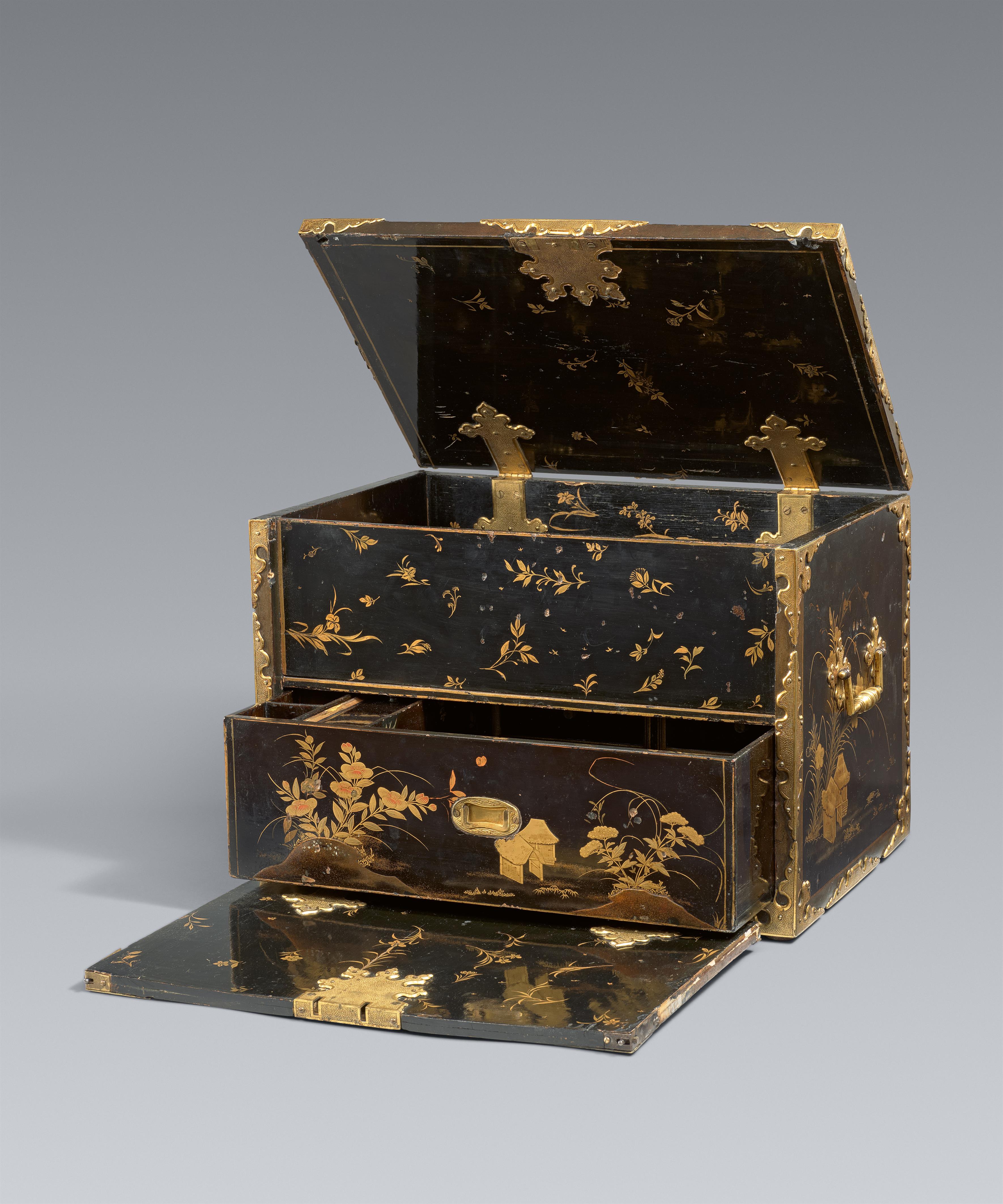 A lacquer table cabinet. Late 17th century - image-1