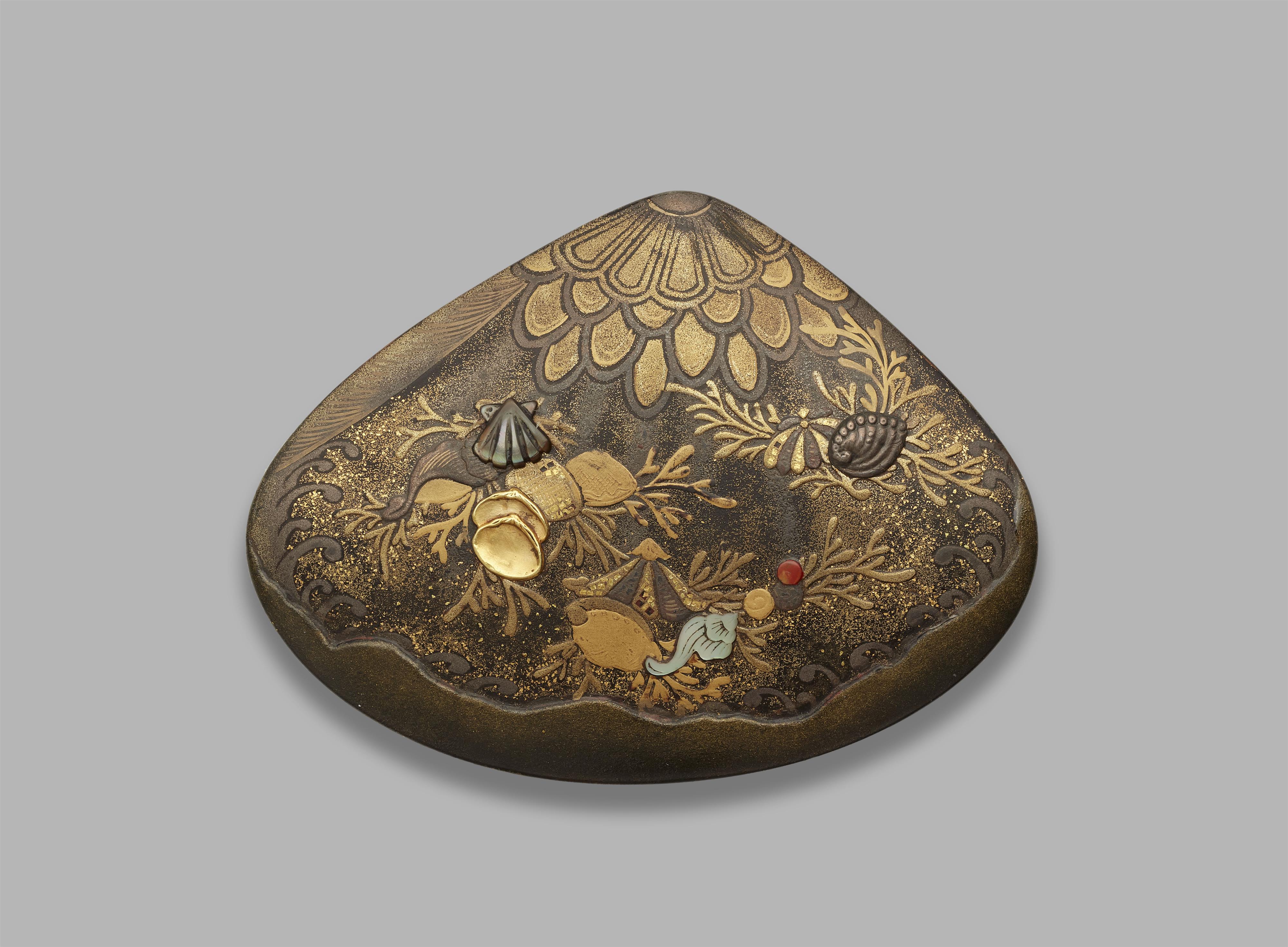 A small lacquer lidded box for incense (kogo). 19th century - image-1