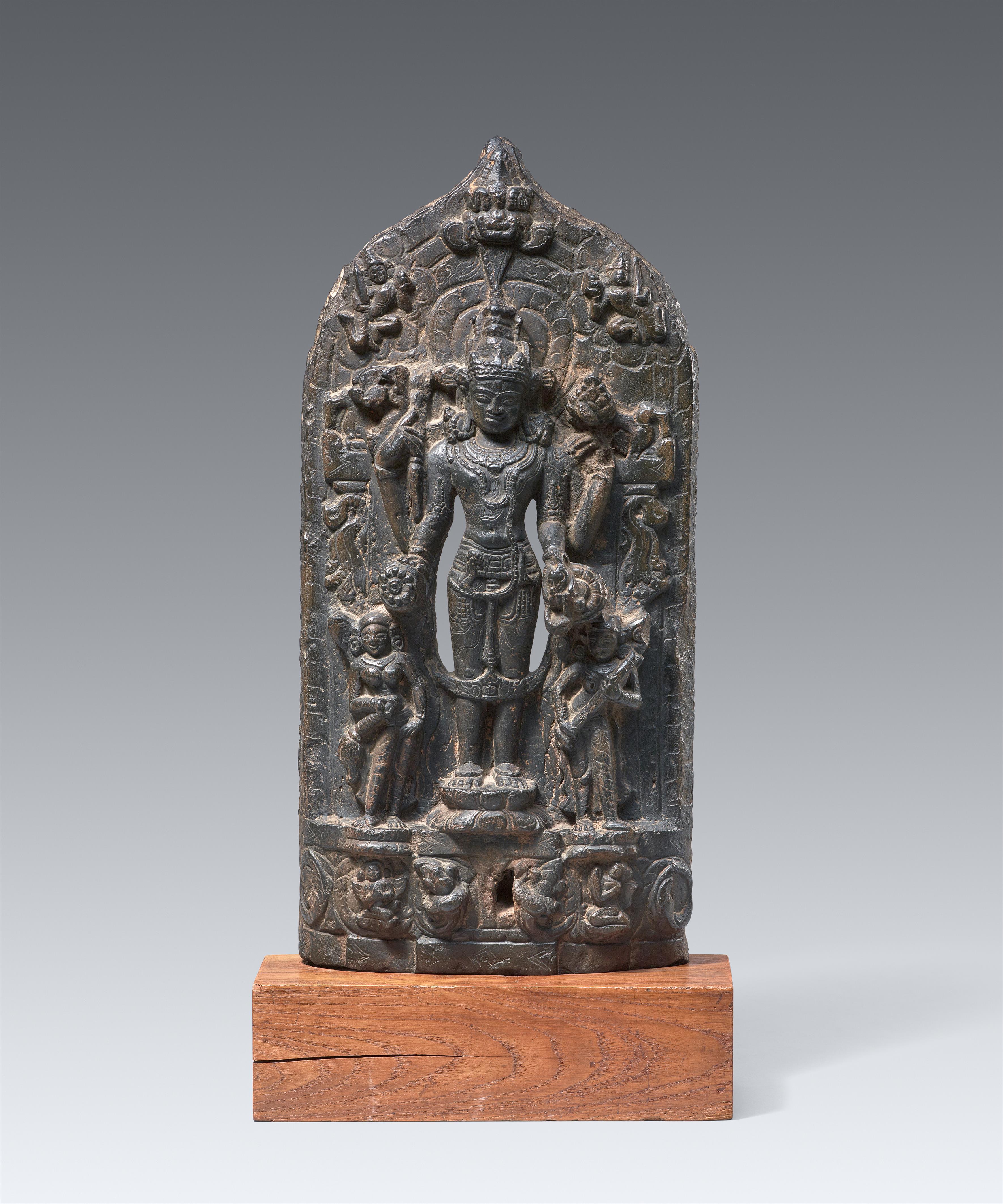 Kleine Stele des Vishnu. Geschwärzter Stein. Nordost-Indien, Bihar. Pala-Zeit, 12./13. Jh. - image-1