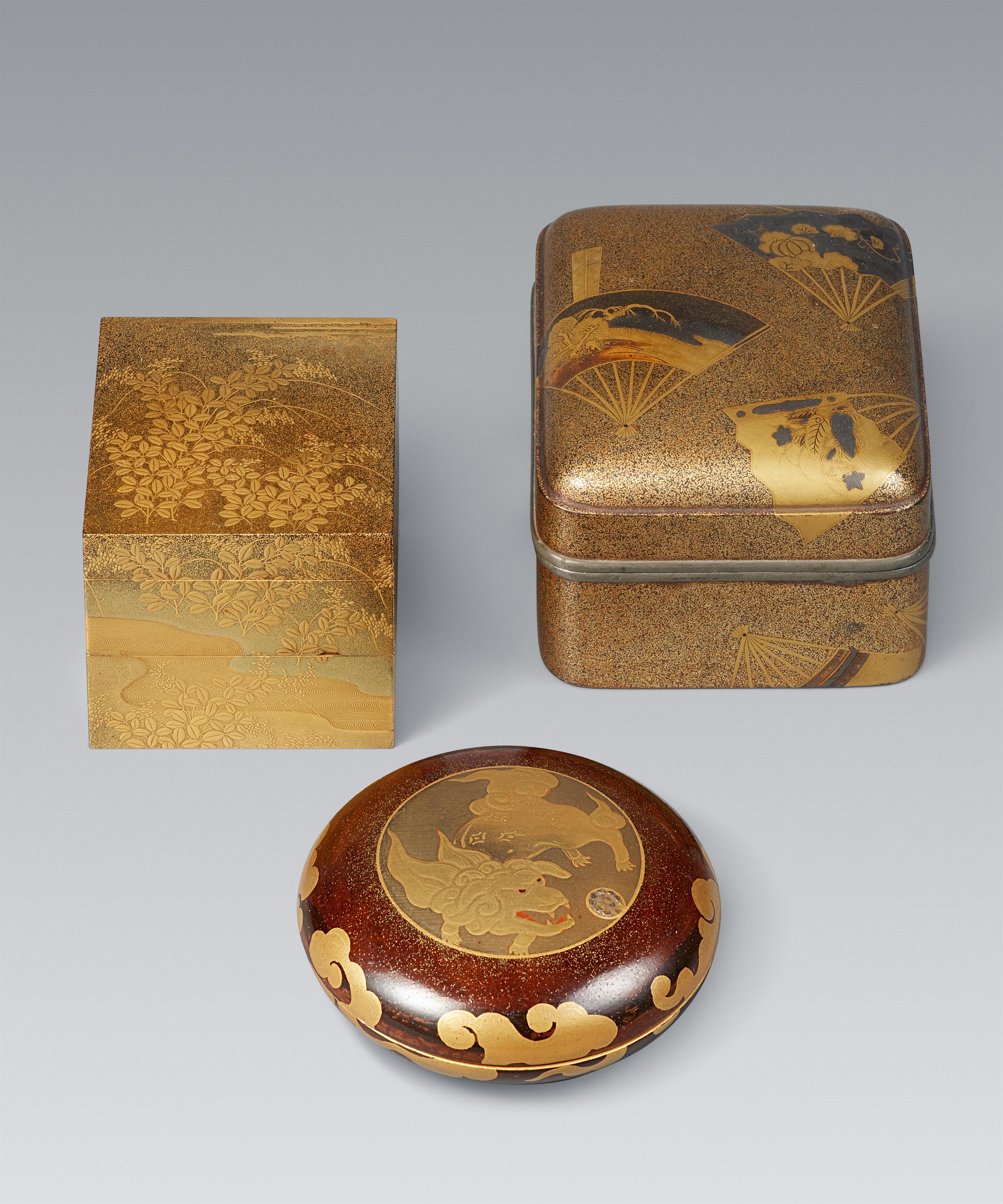 Three small gold lacquer boxes. Edo period - image-1