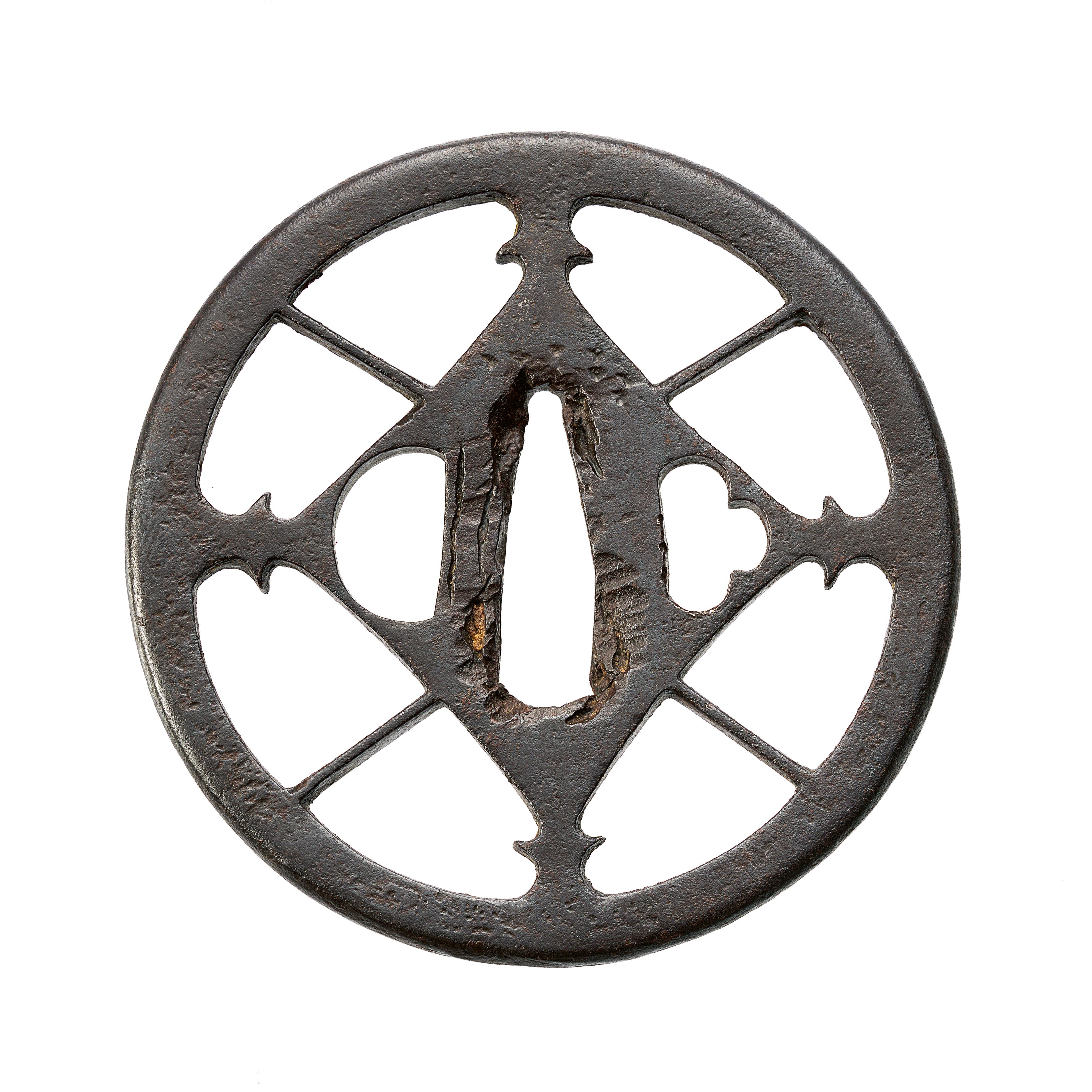 An iron sukashi tsuba. Edo period or earlier - image-1