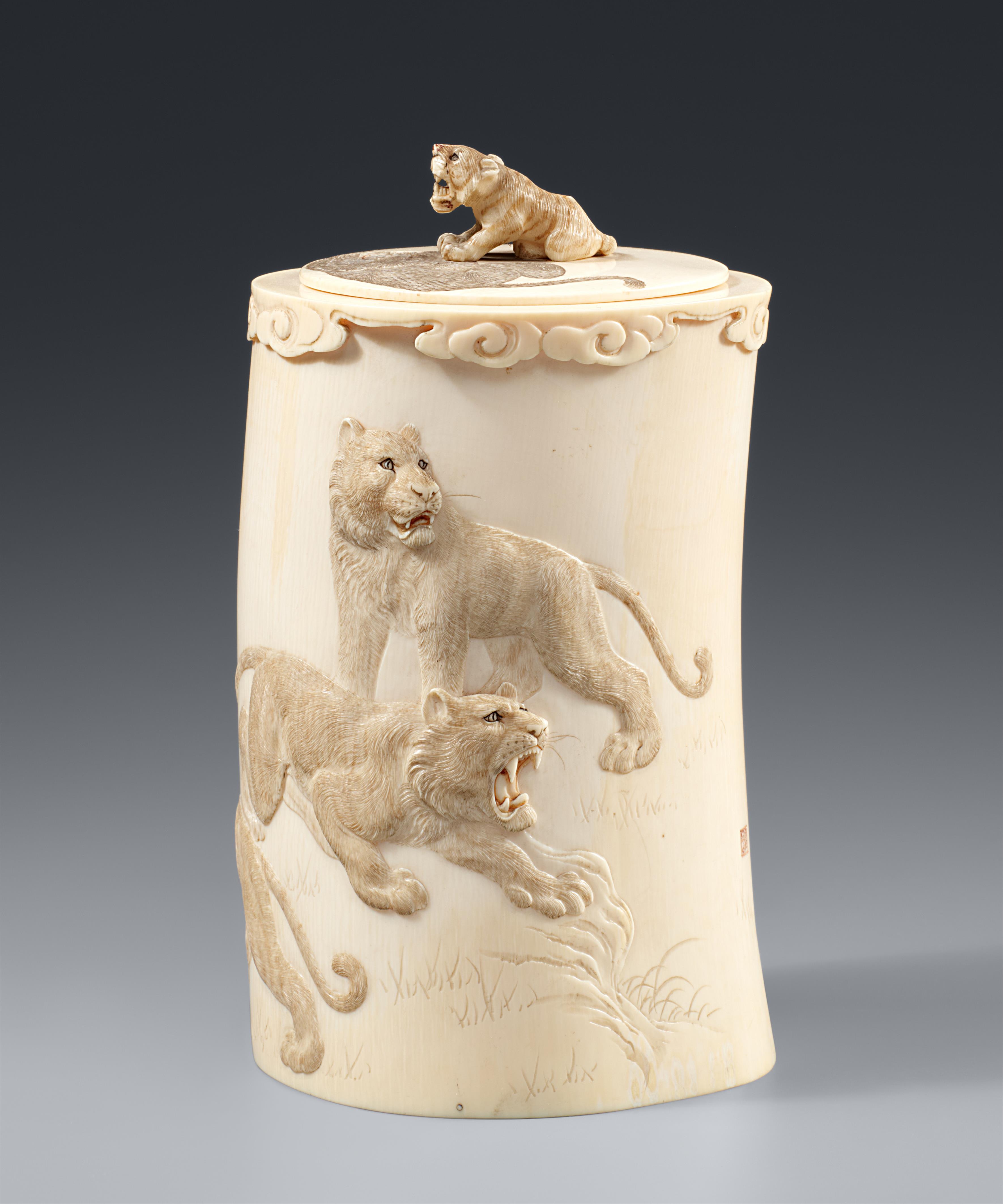 A carved lidded ivory tusk vase by Tomioka. Late 19th century - image-2