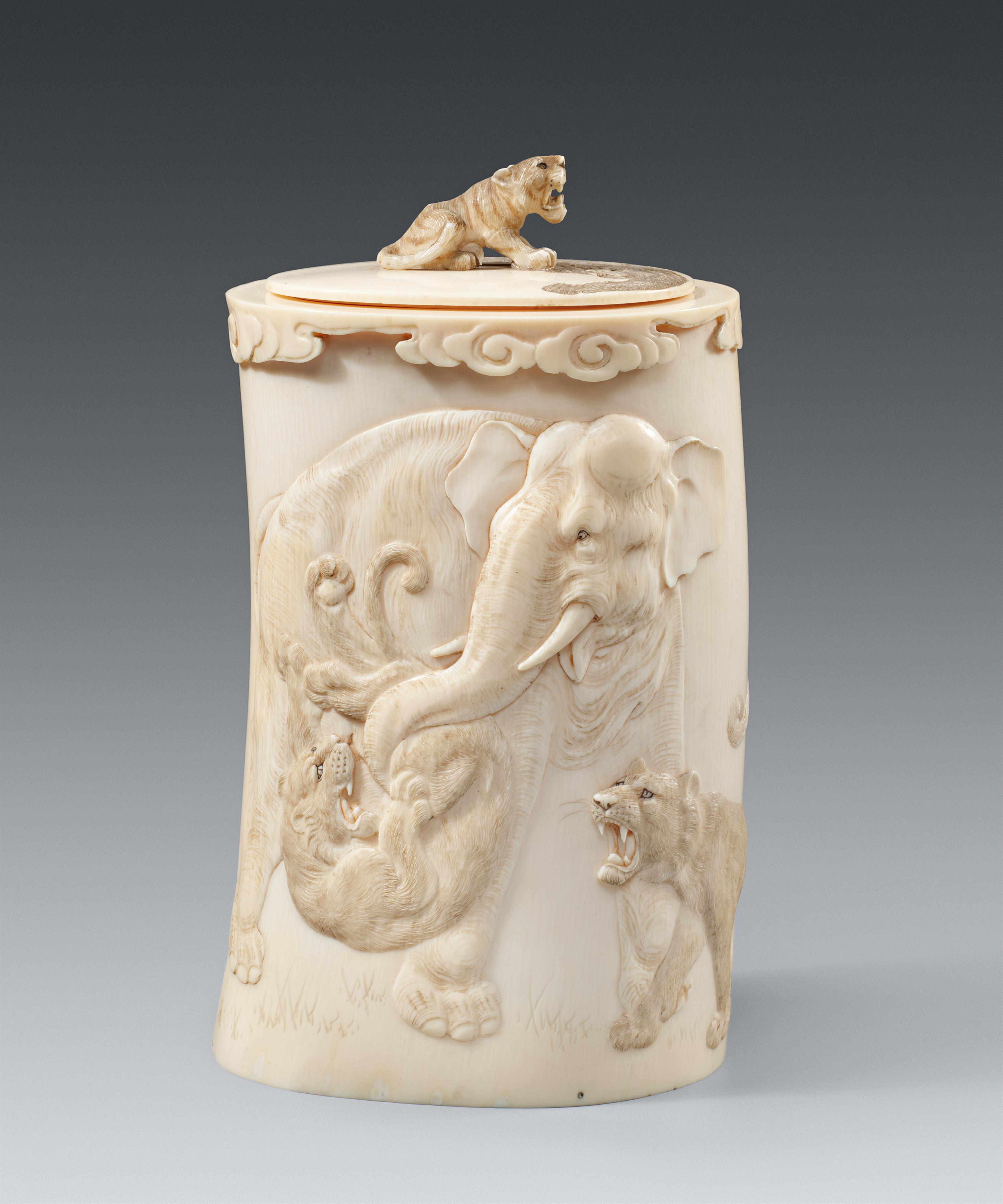 A carved lidded ivory tusk vase by Tomioka. Late 19th century - image-1