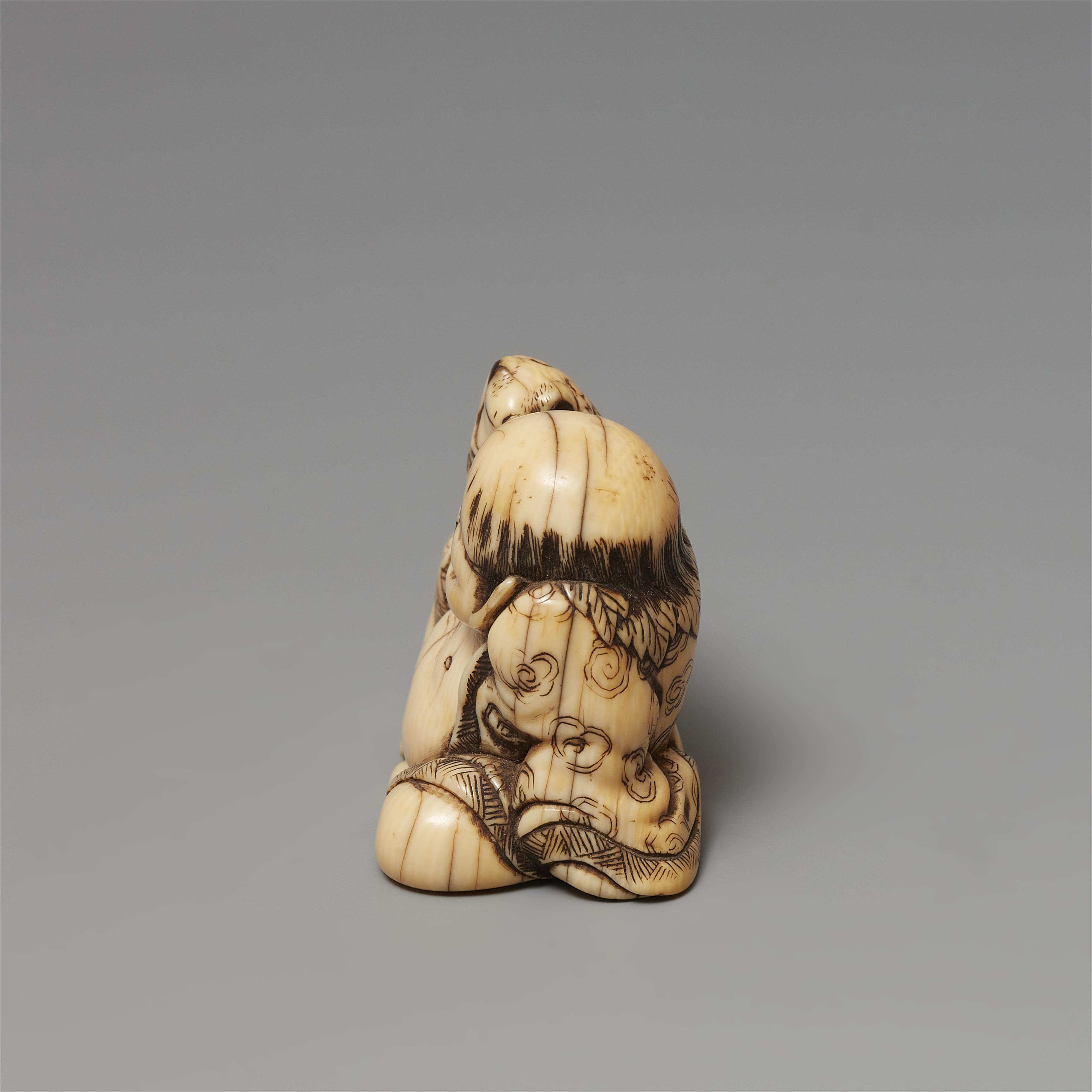 Netsuke des jugendlichen und lachenden Gama Sennin. Elfenbein. Kyoto. 2. Hälfte 18. Jh. - image-2