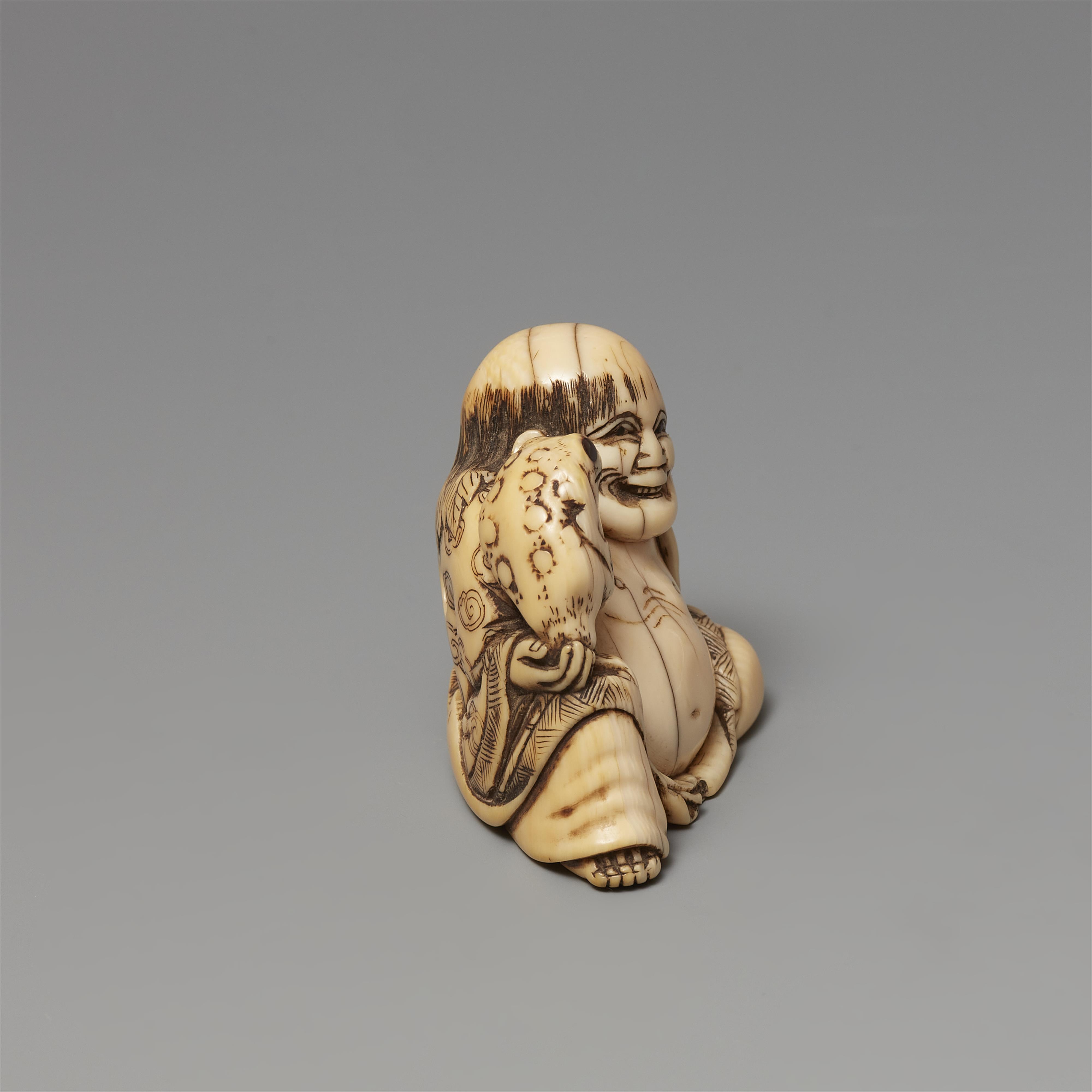 Netsuke des jugendlichen und lachenden Gama Sennin. Elfenbein. Kyoto. 2. Hälfte 18. Jh. - image-4