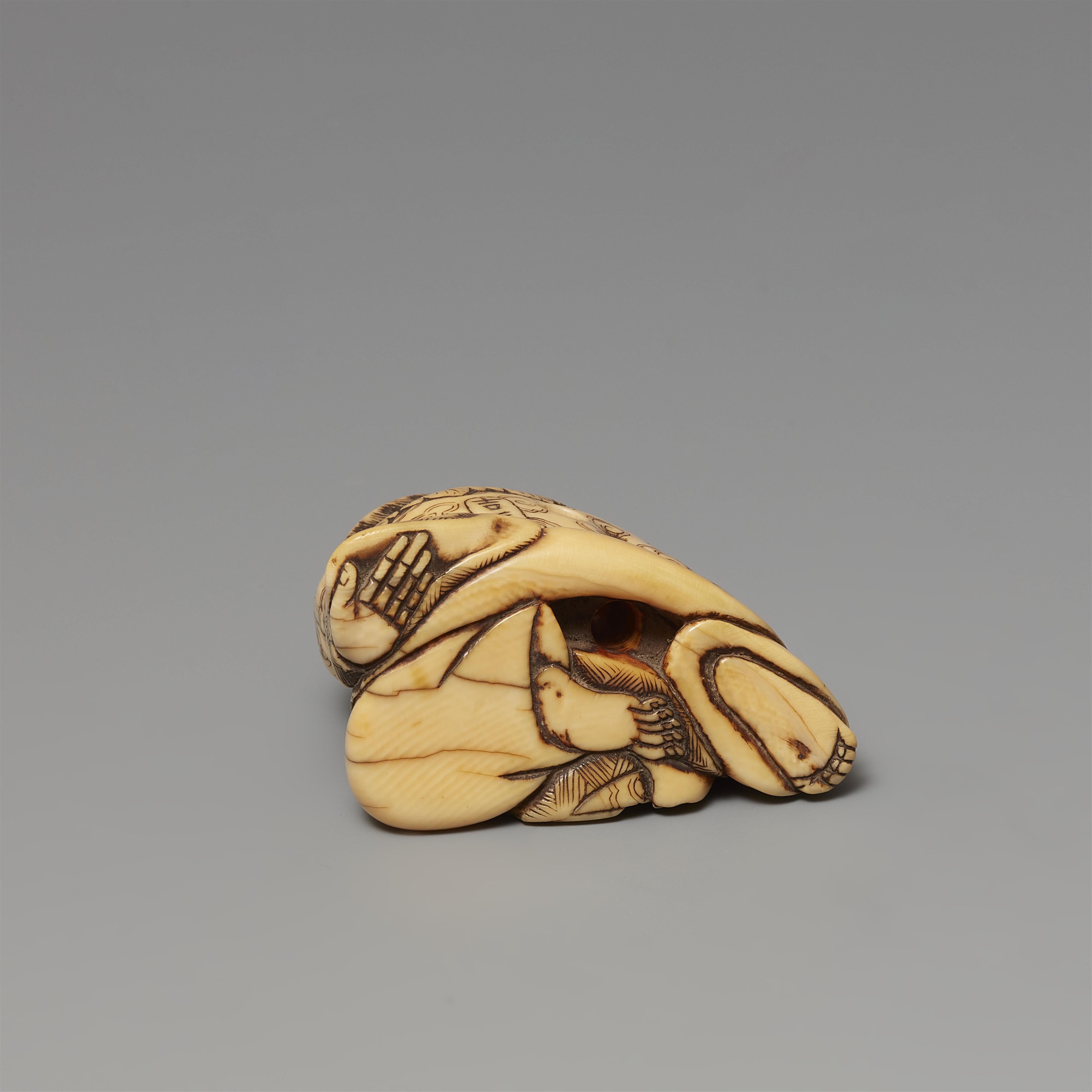 A Kyoto ivory netsuke of Gama sennin by Yoshinaga. Second half 18th century - image-5