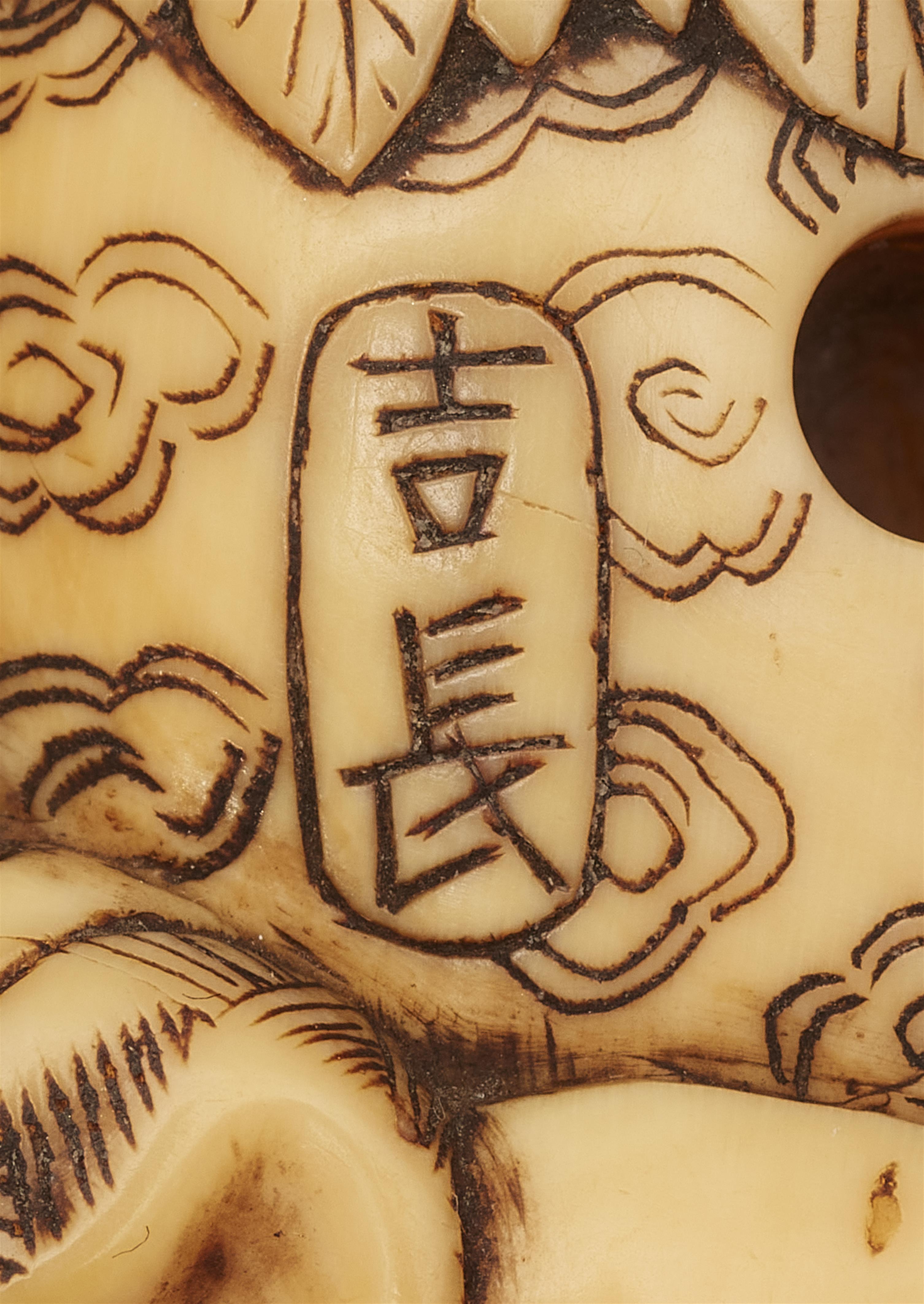 A Kyoto ivory netsuke of Gama sennin by Yoshinaga. Second half 18th century - image-6