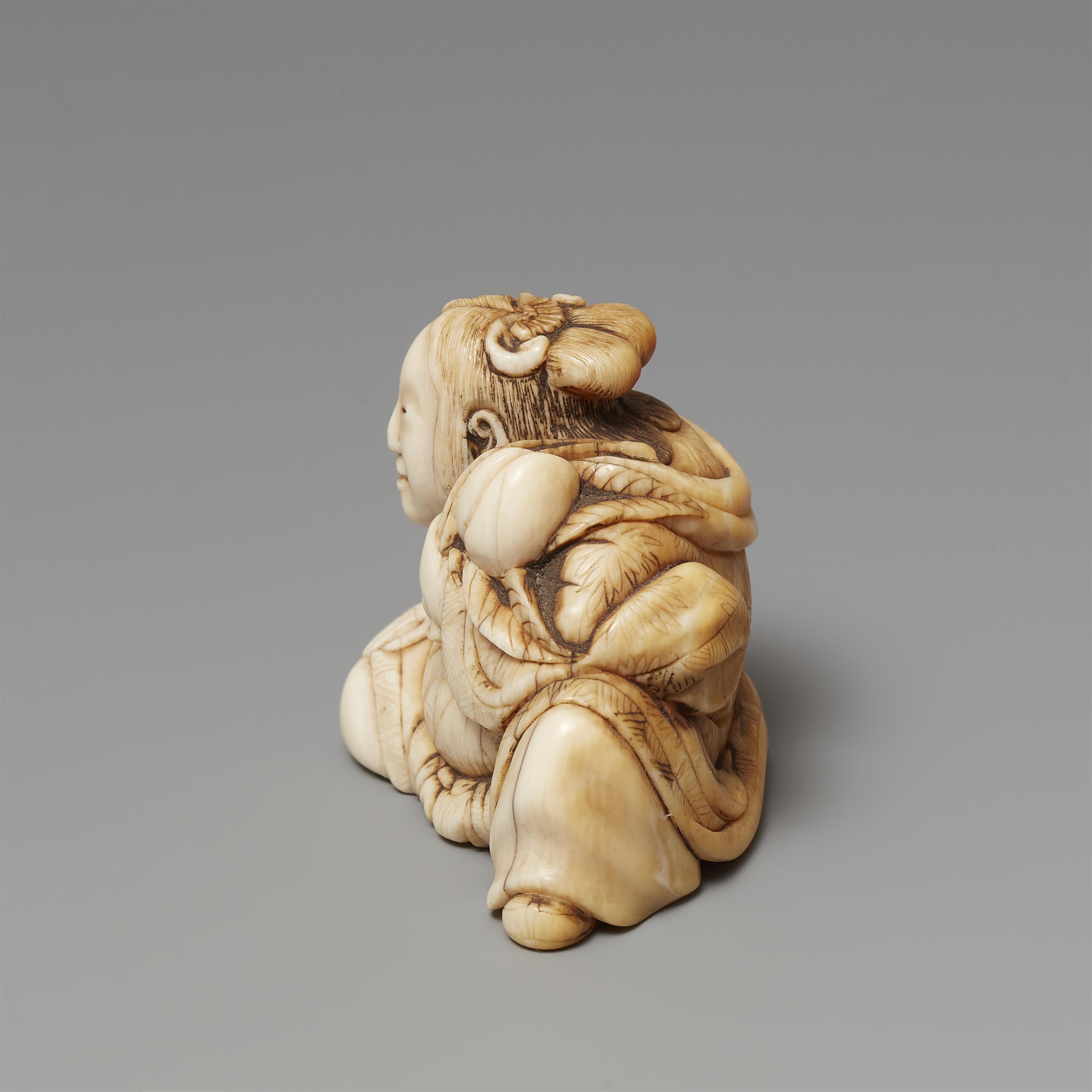 Netsuke der sitzenden Seiobo. Elfenbein. Kyoto. 1. Hälfte 19. Jh. - image-2