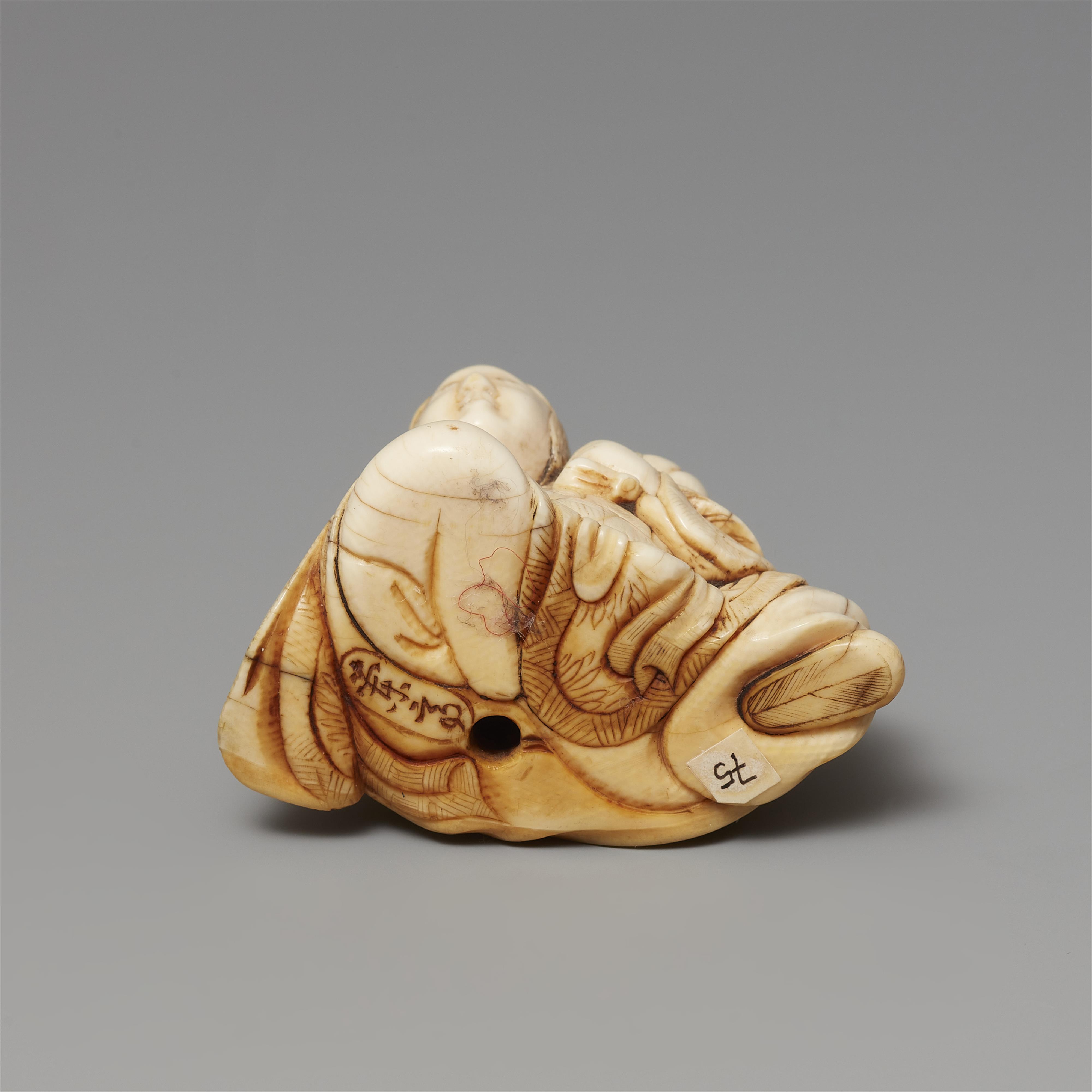 Netsuke der sitzenden Seiobo. Elfenbein. Kyoto. 1. Hälfte 19. Jh. - image-5