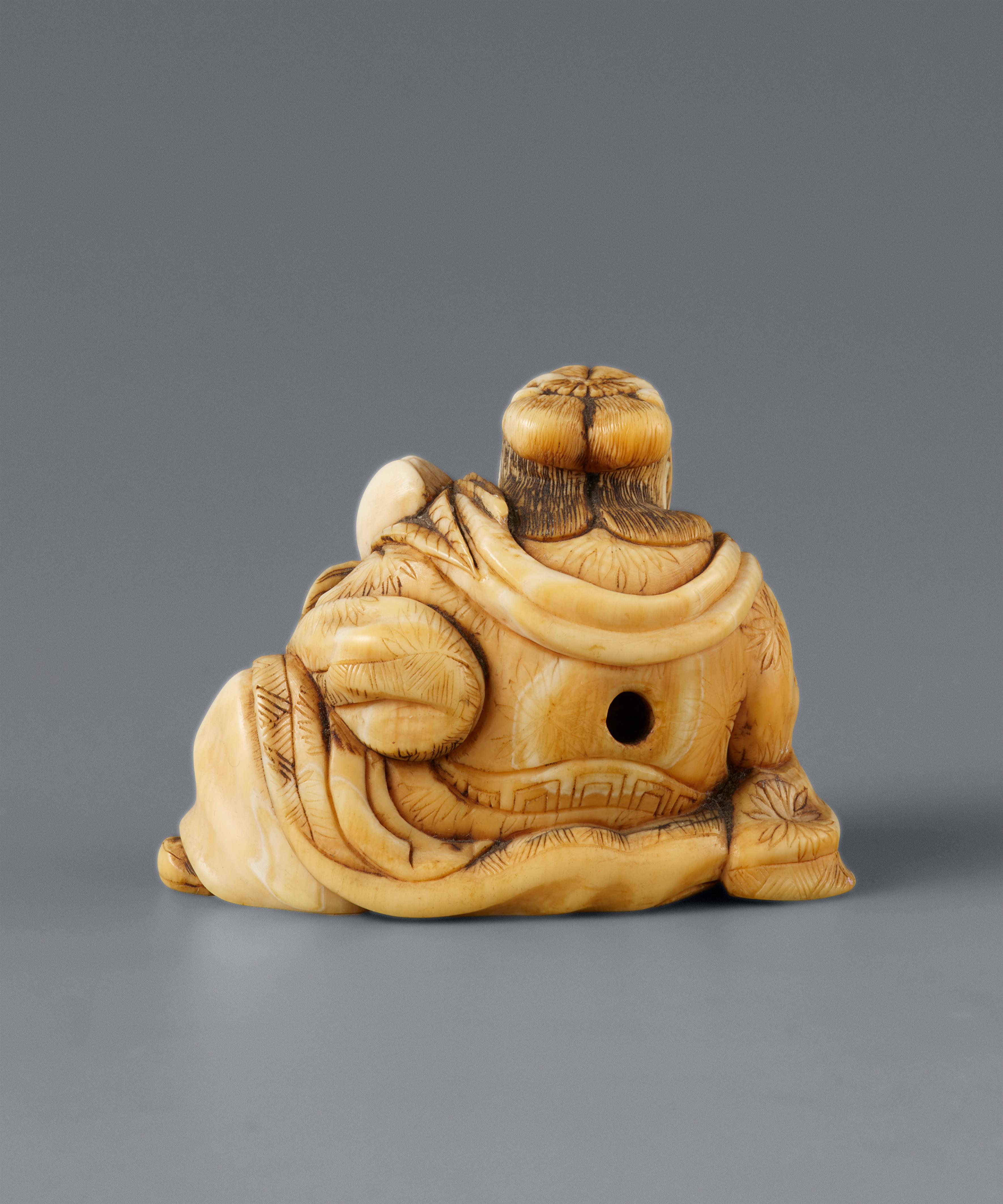 A Kyoto ivory netsuke of Seiobo by Rantei. First half 19th century - image-7