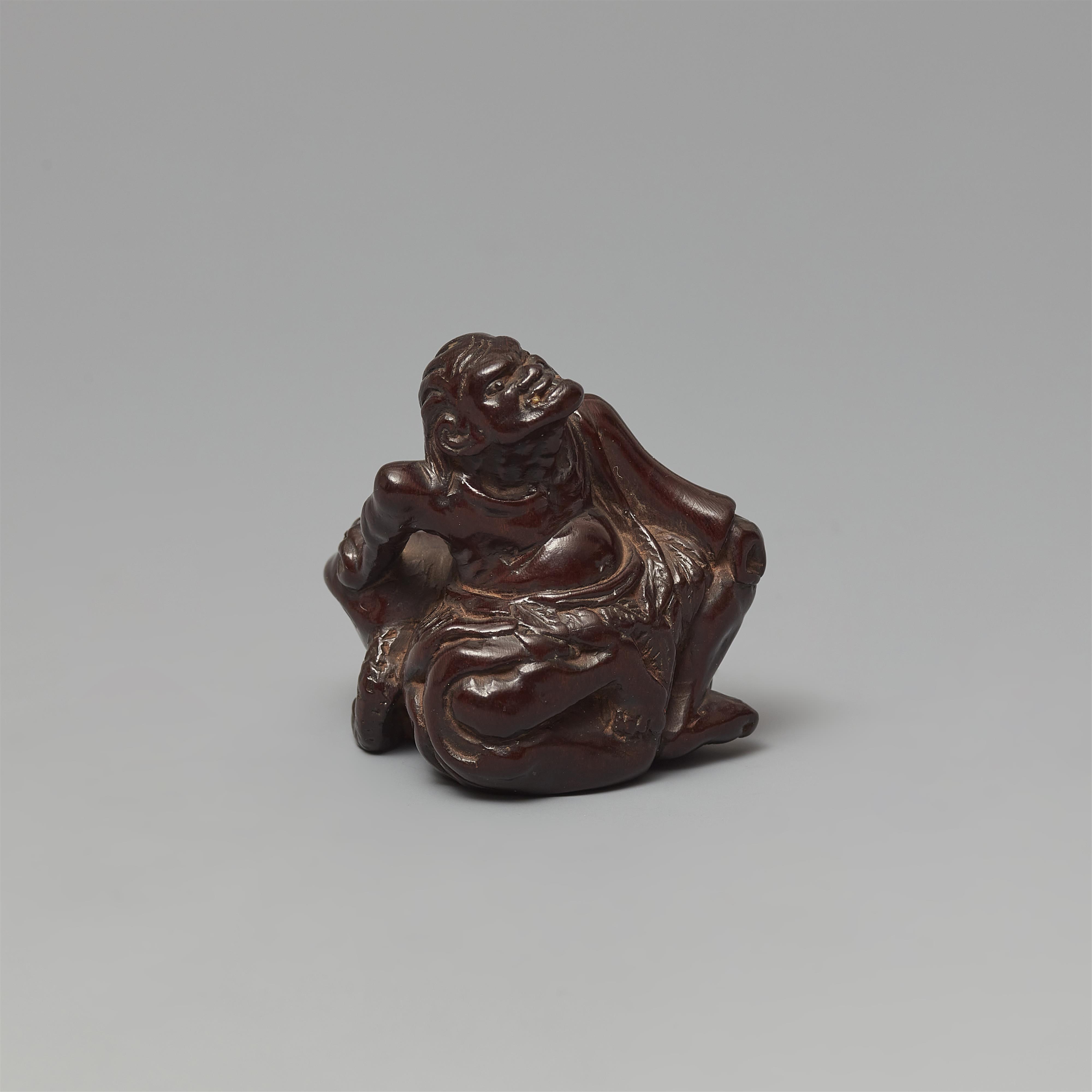 Netsuke des sitzenden Gama Sennins. Dunkles Holz. Edo. 19. Jh. - image-2