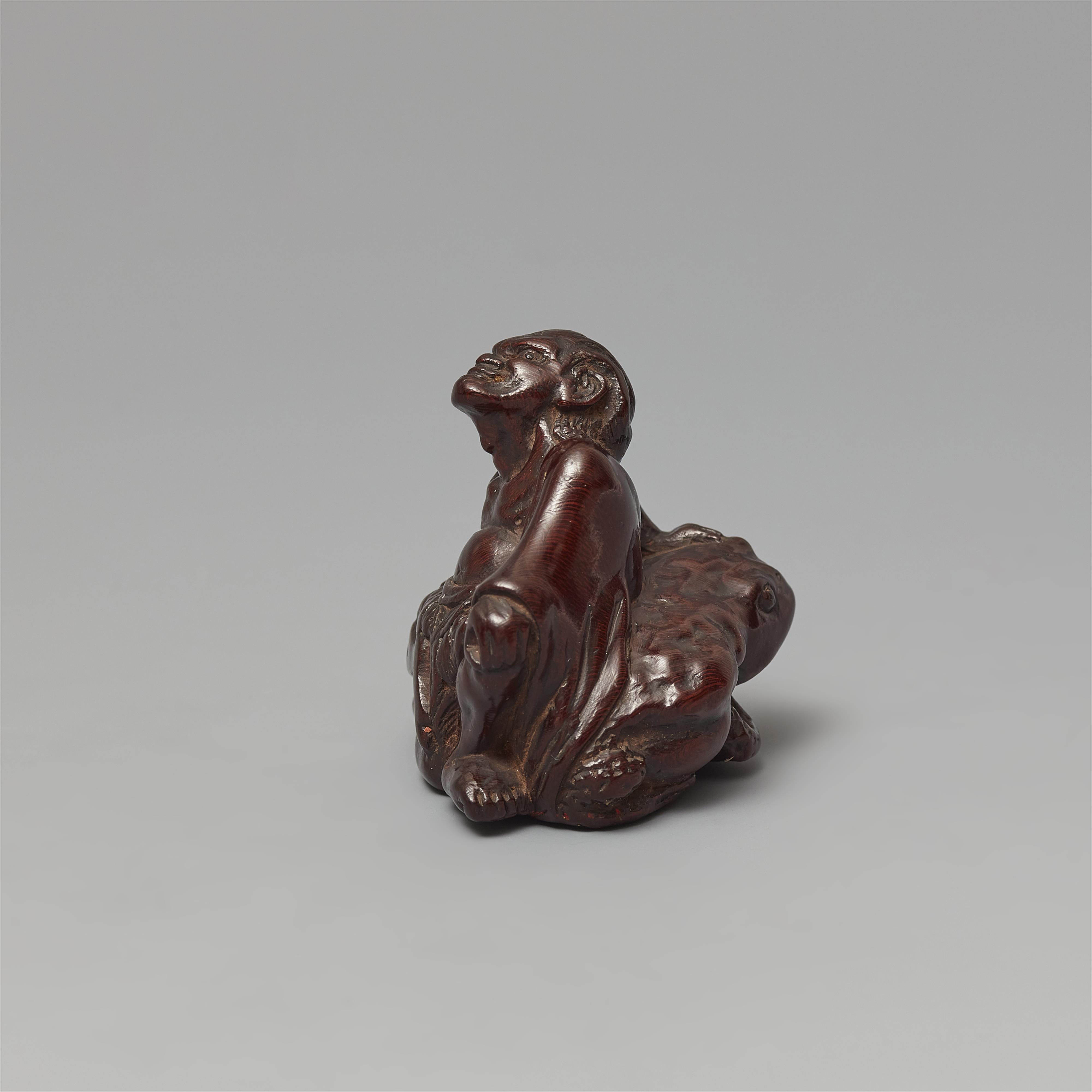 Netsuke des sitzenden Gama Sennins. Dunkles Holz. Edo. 19. Jh. - image-3