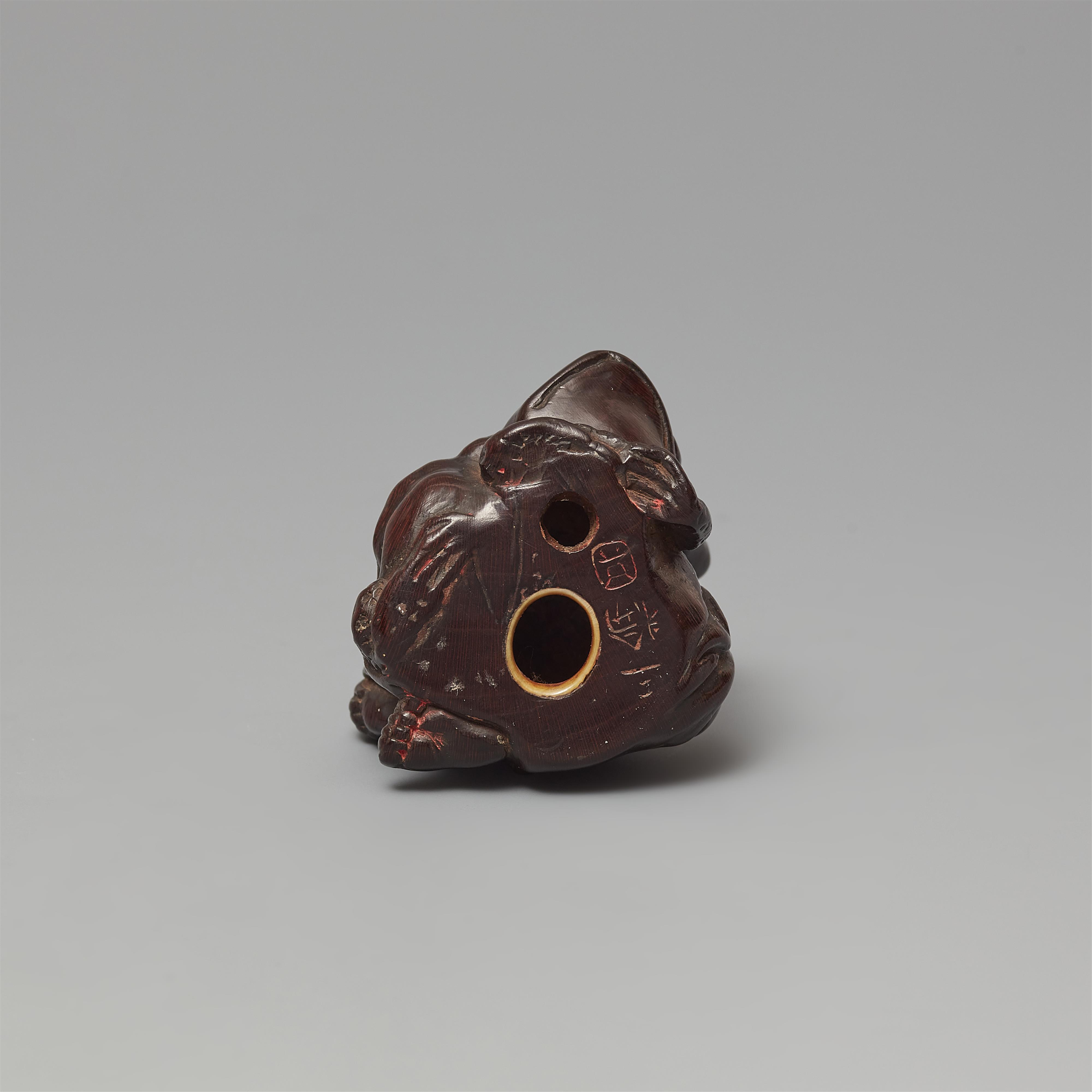 Netsuke des sitzenden Gama Sennins. Dunkles Holz. Edo. 19. Jh. - image-5