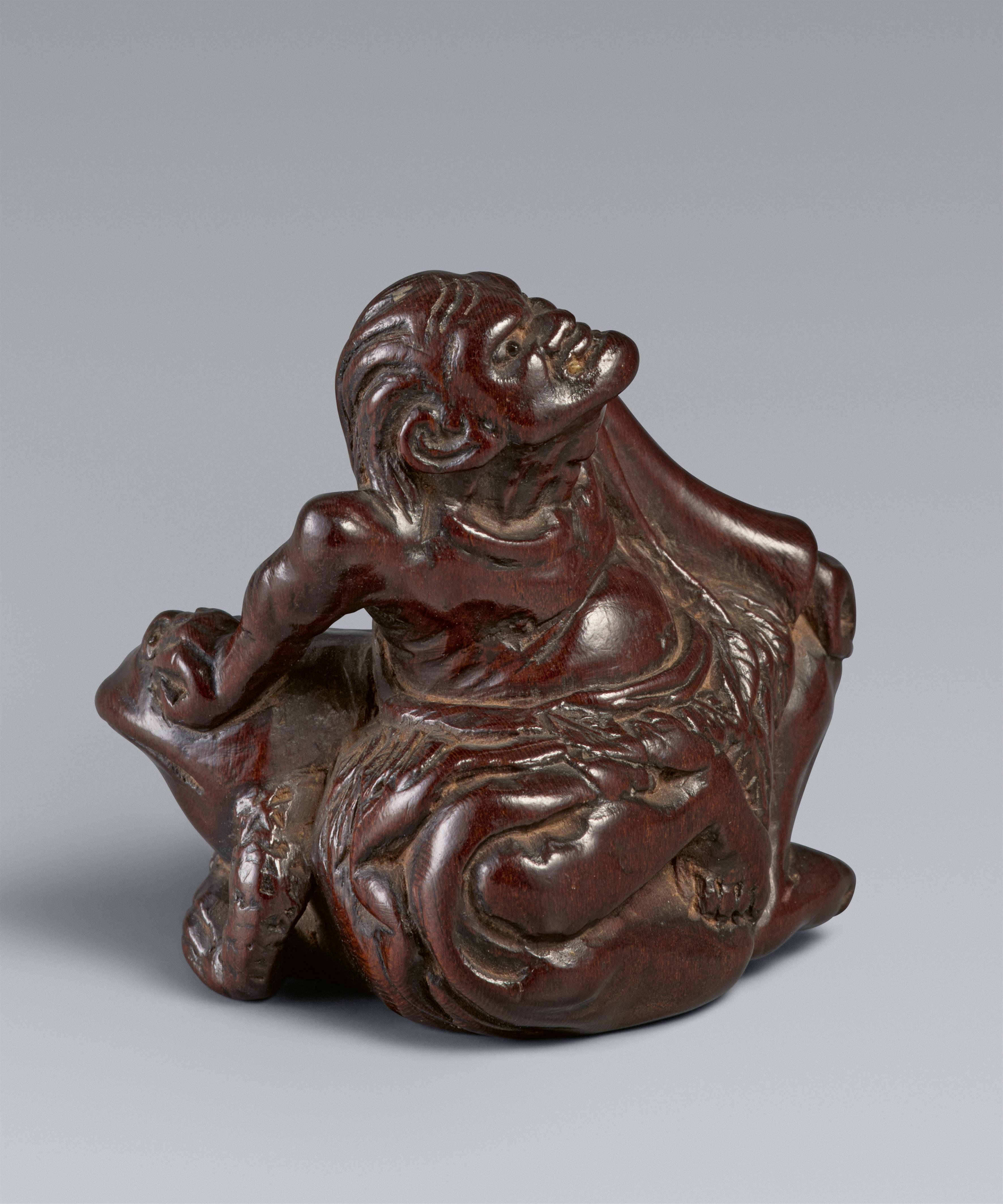 Netsuke des sitzenden Gama Sennins. Dunkles Holz. Edo. 19. Jh. - image-1