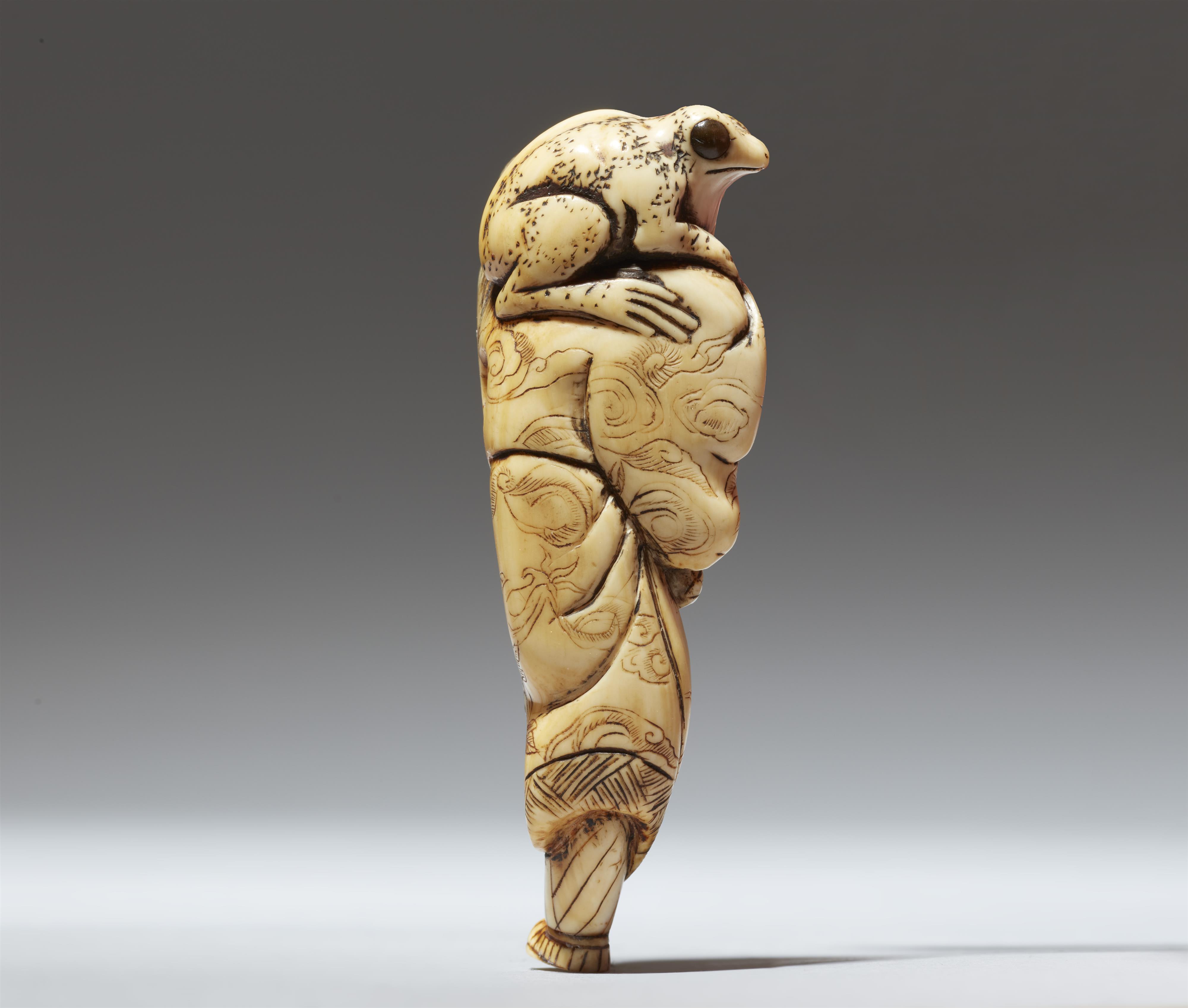 A Kyoto ivory netsuke of Gama Sennin. Late 18th century - image-5