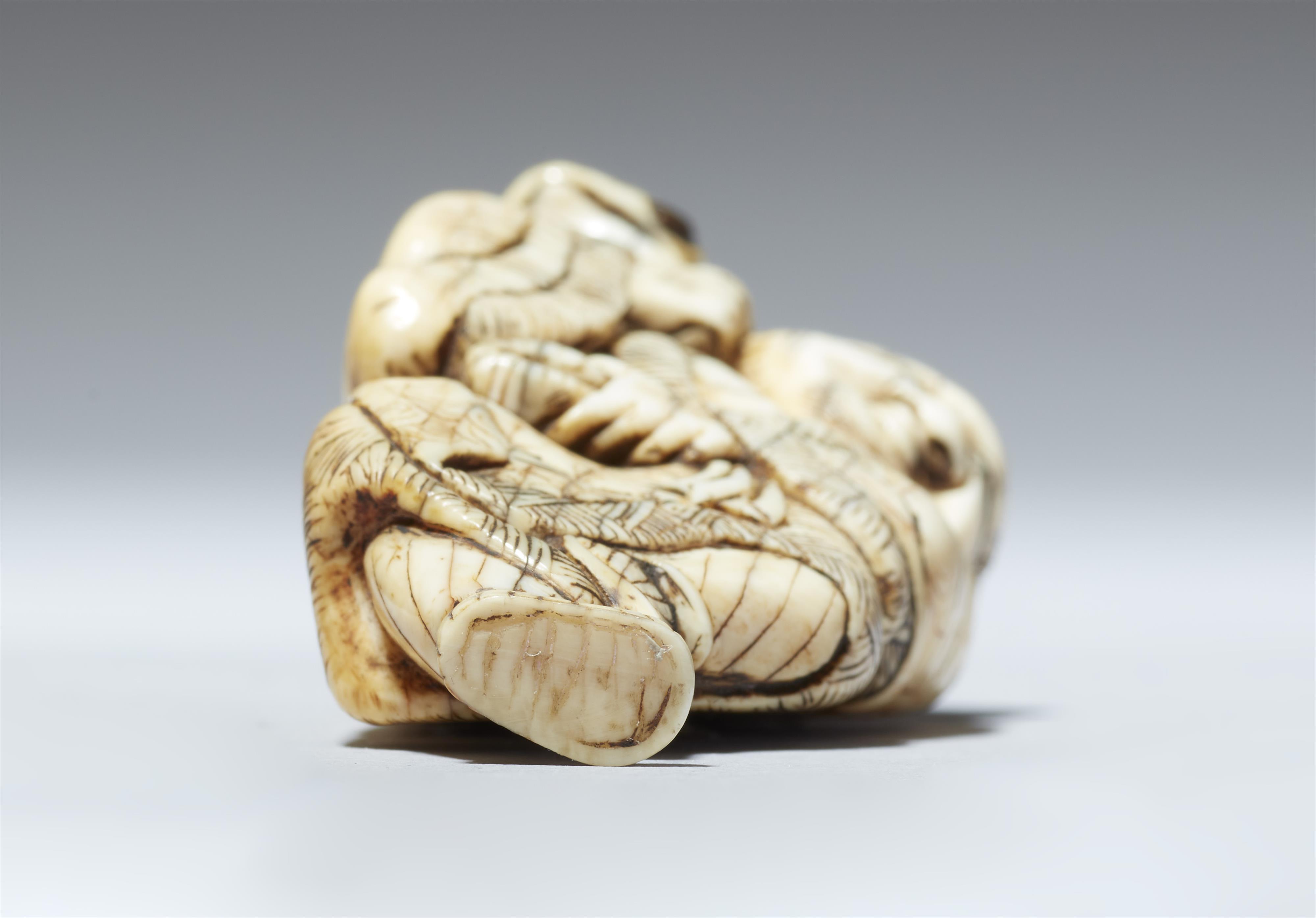 A Kyoto ivory netsuke of Gama Sennin. Late 18th century - image-6