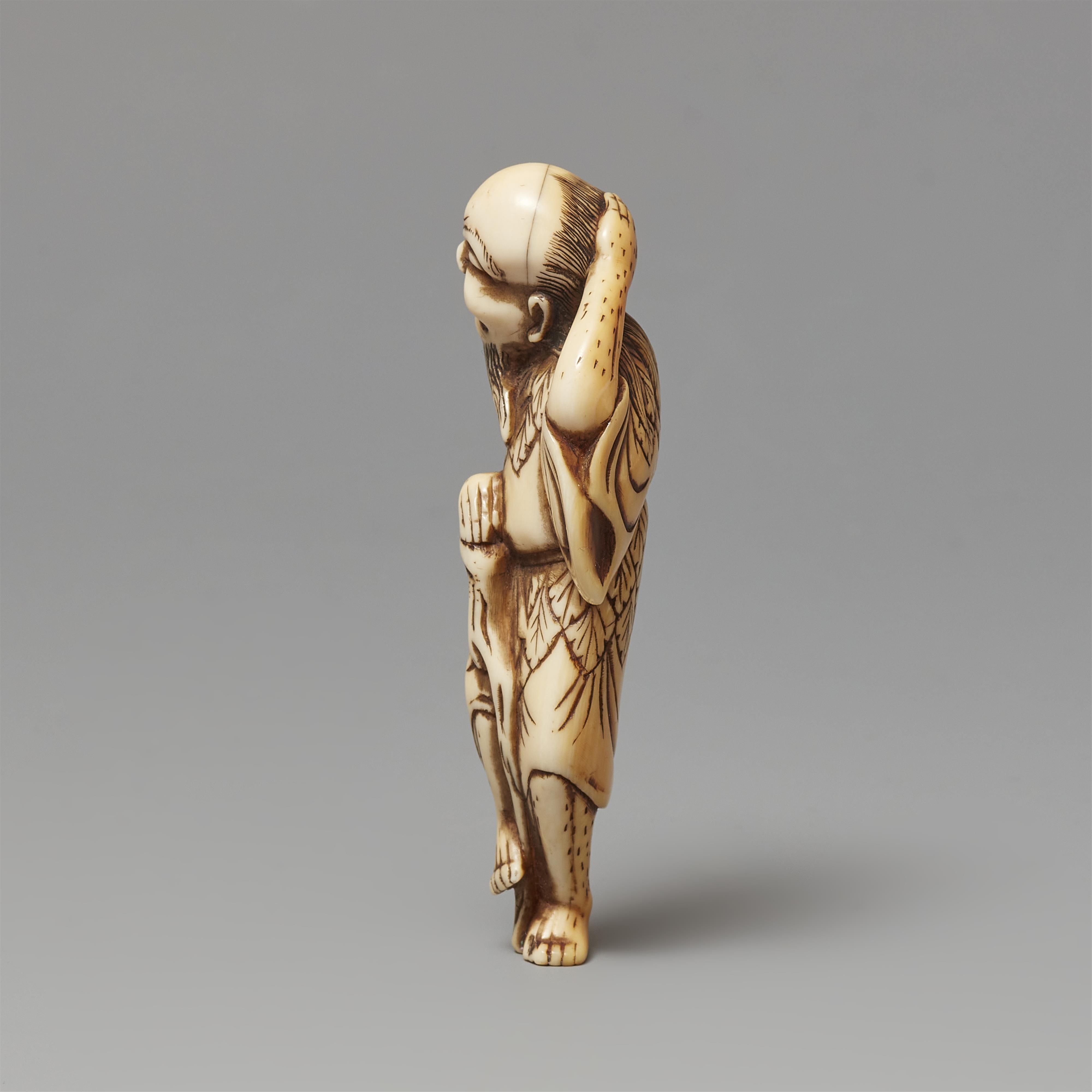 Netsuke des Tekkai Sennin mit windzerzaustem Bart. Elfenbein. 18. Jh. - image-2