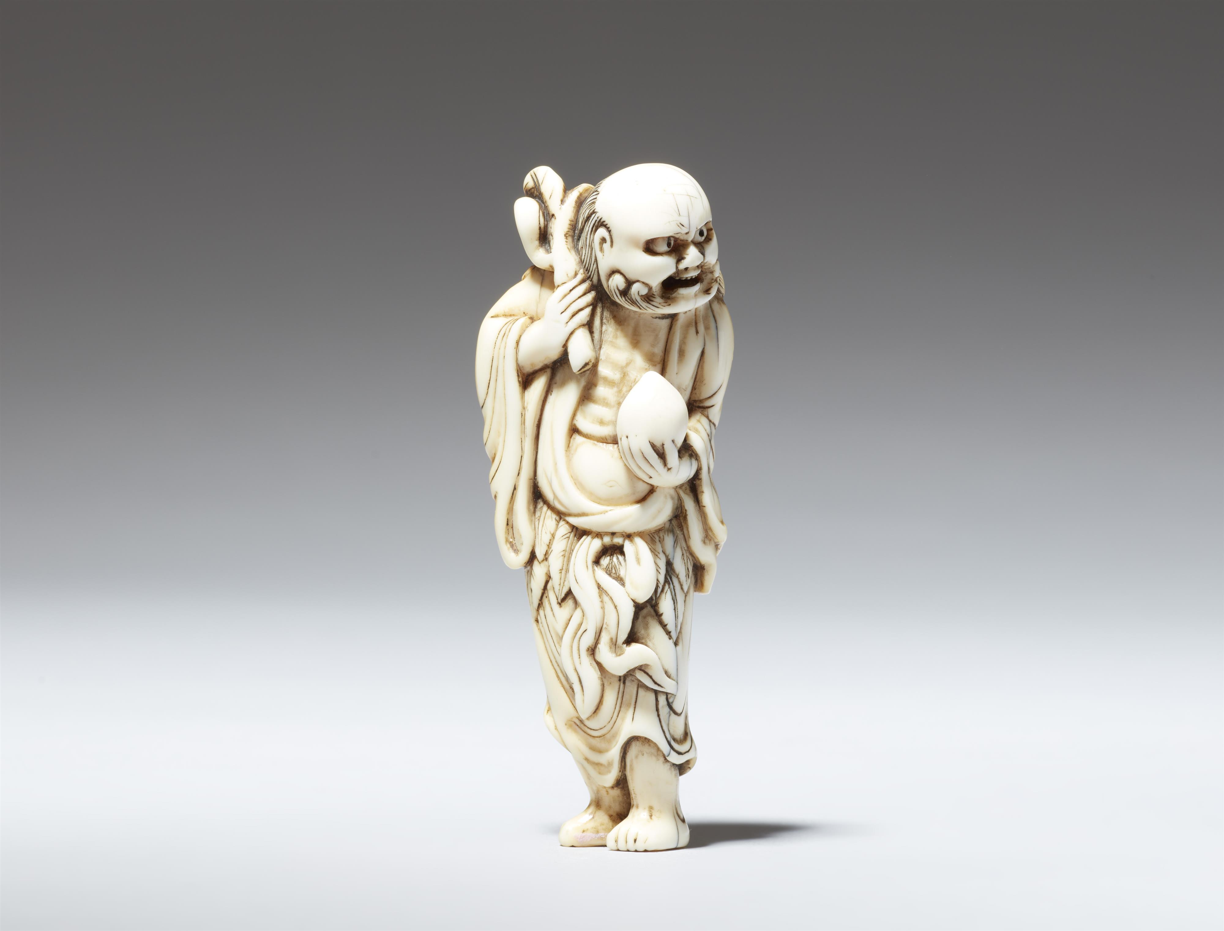 An ivory netsuke of a bearded sennin. 18th century - image-2