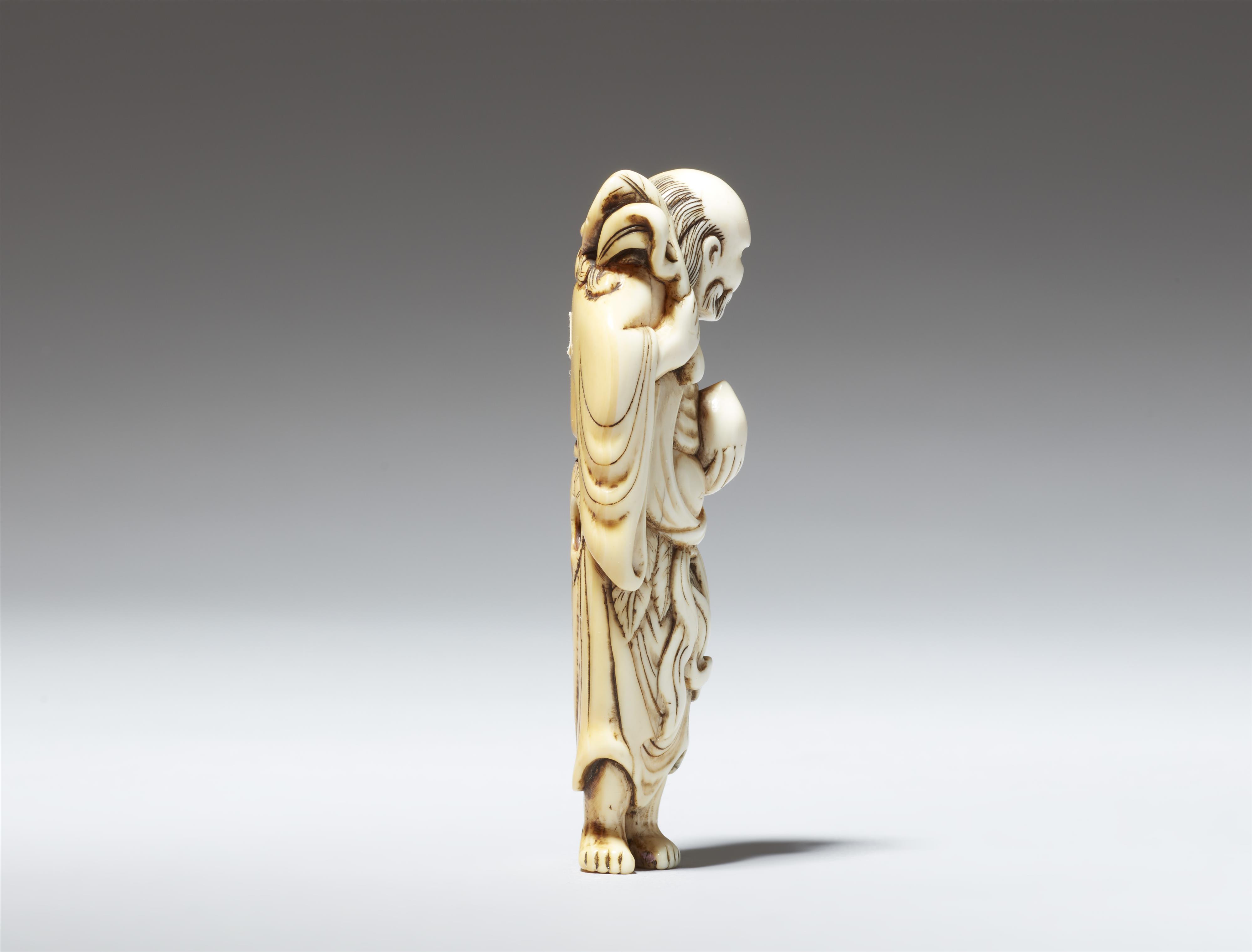 An ivory netsuke of a bearded sennin. 18th century - image-3