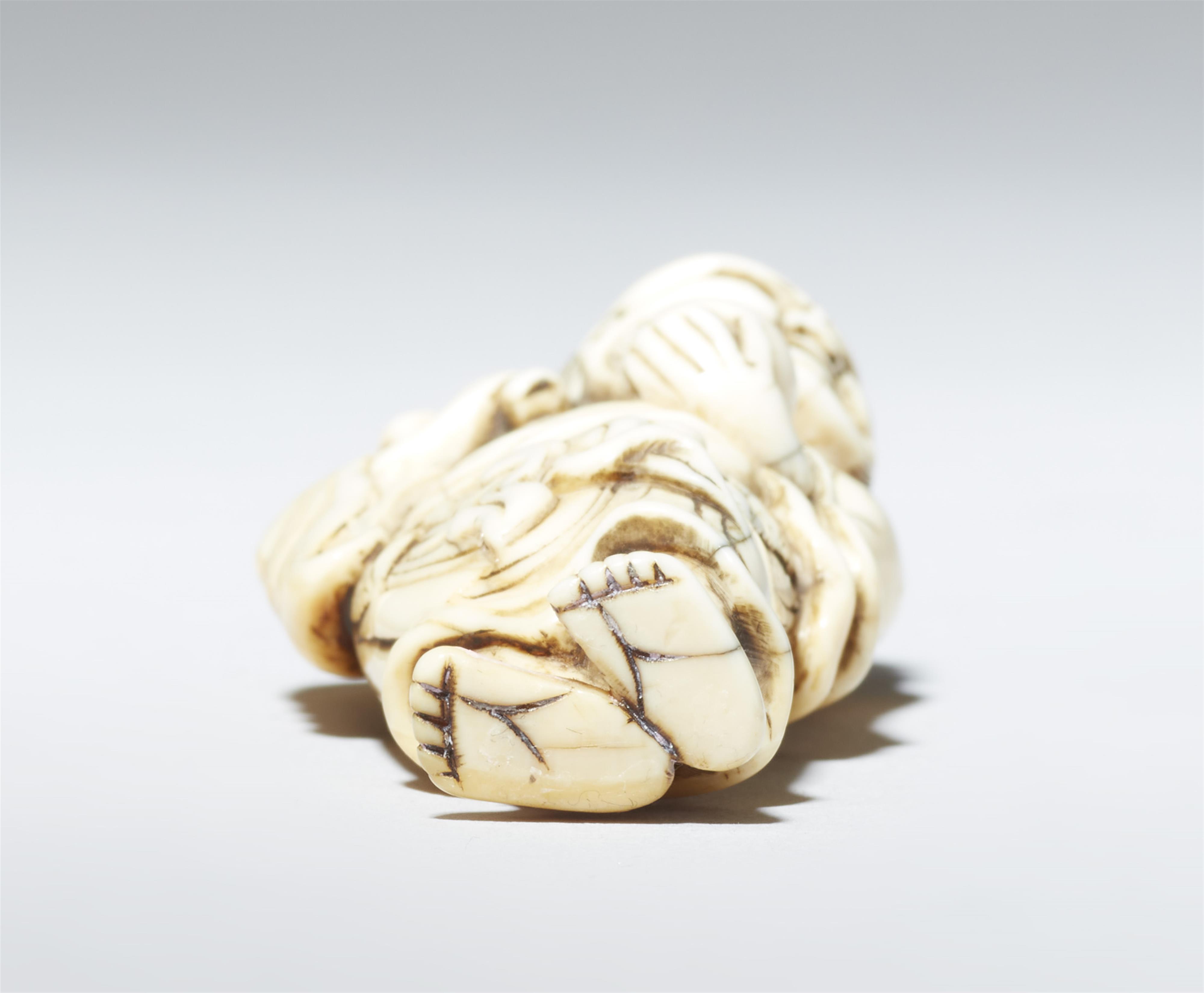 An ivory netsuke of a bearded sennin. 18th century - image-6