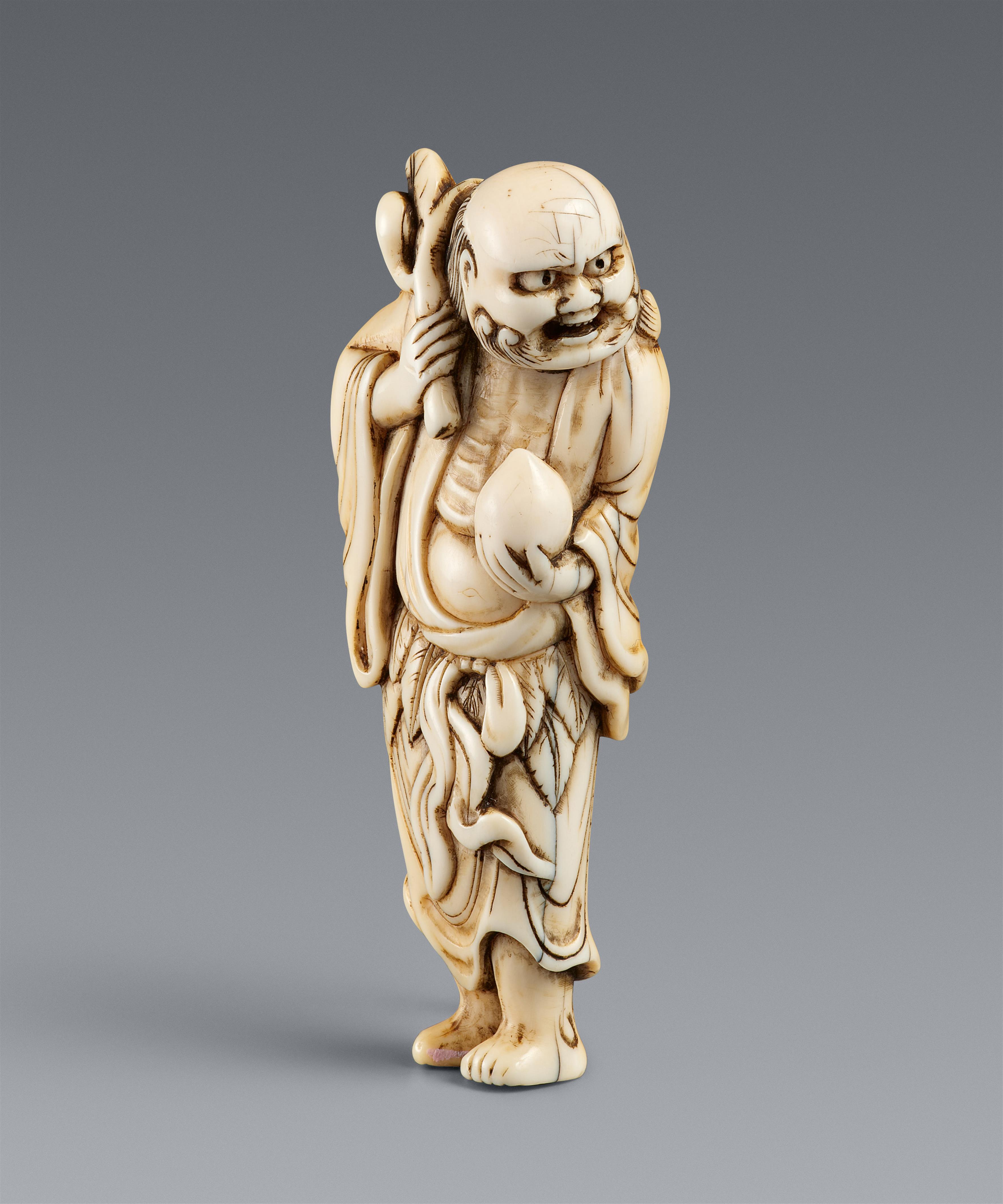 An ivory netsuke of a bearded sennin. 18th century - image-1