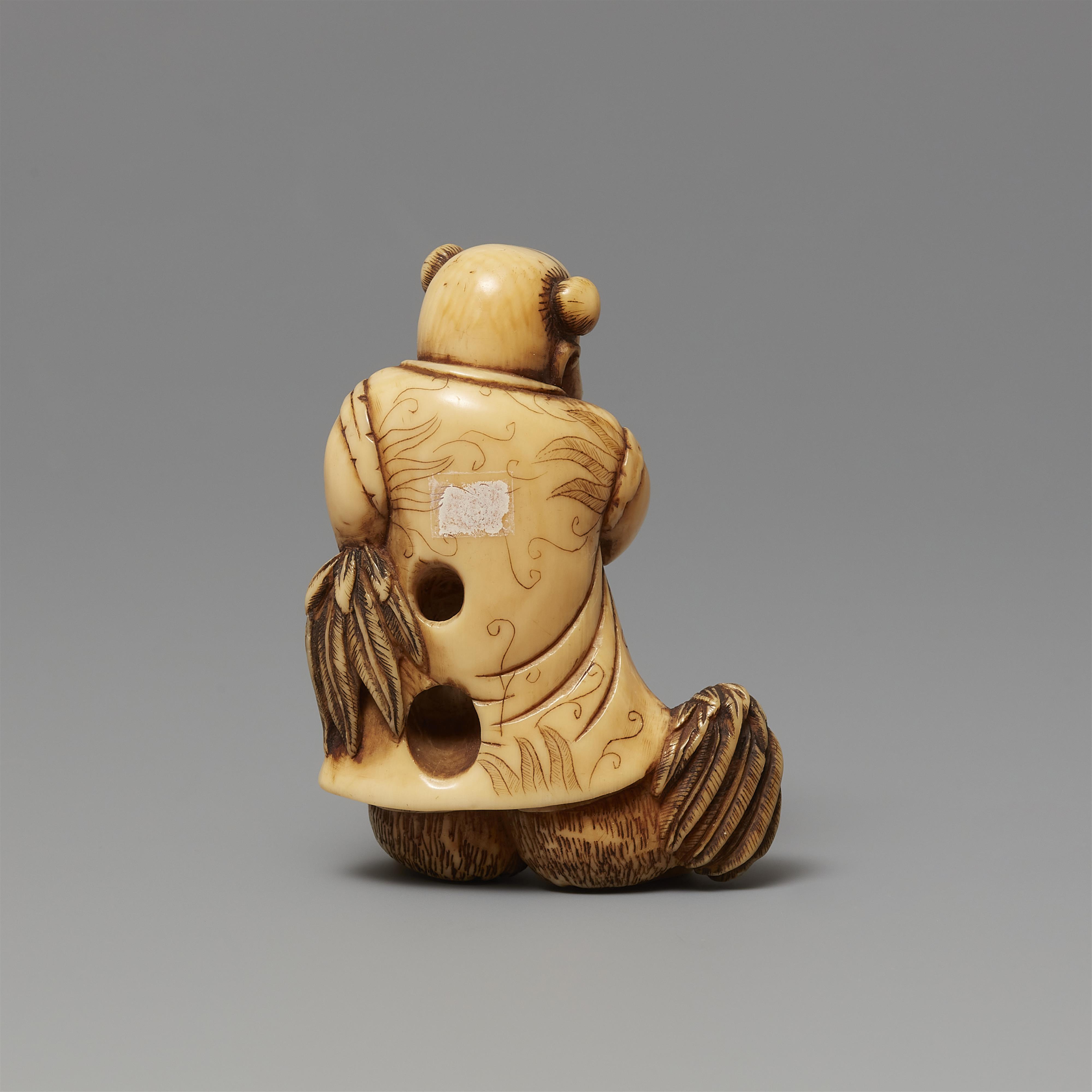 Netsuke eines chinesischen Knabens mit zwei Hähnen. Elfenbein. Frühes 19. Jh. - image-2