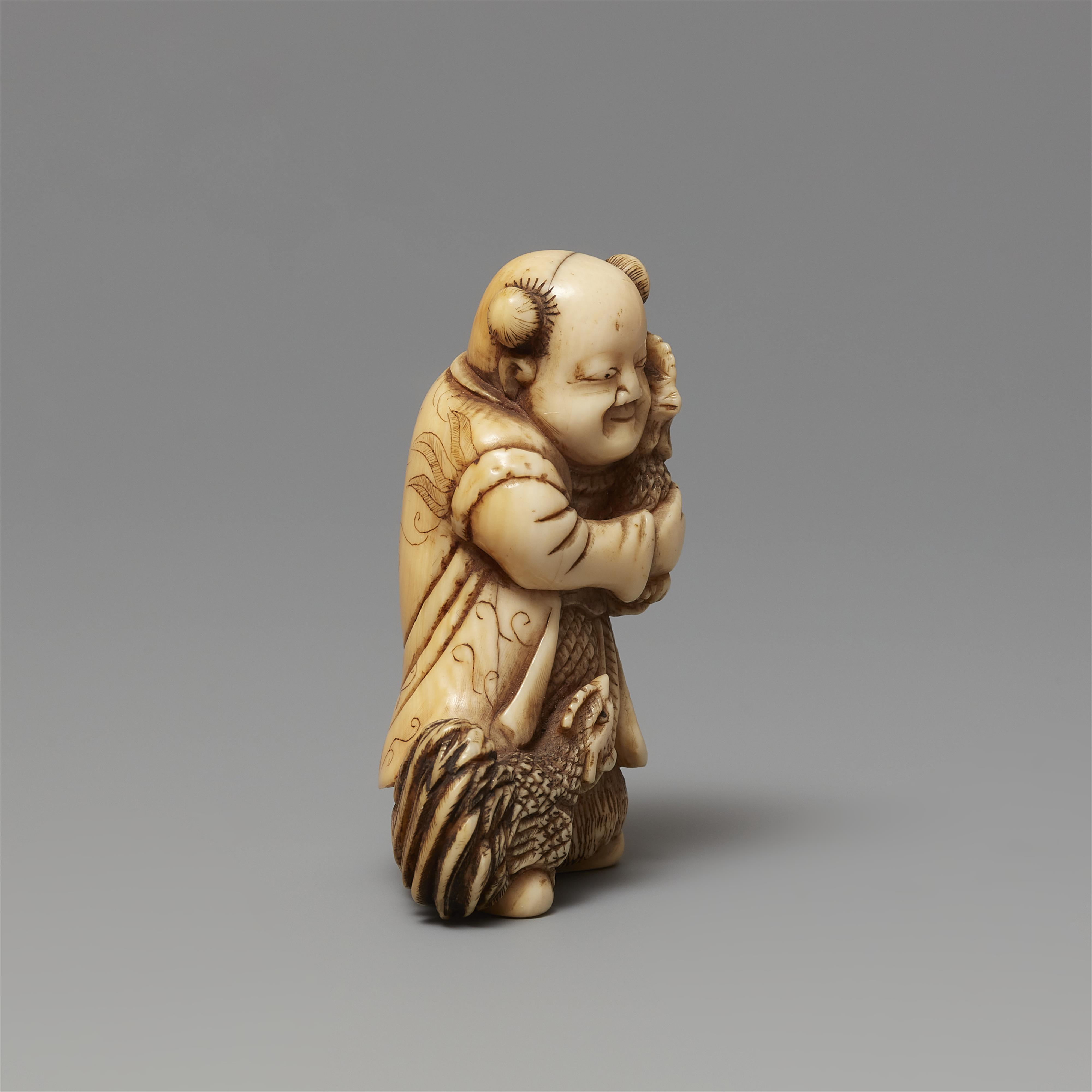 Netsuke eines chinesischen Knabens mit zwei Hähnen. Elfenbein. Frühes 19. Jh. - image-3