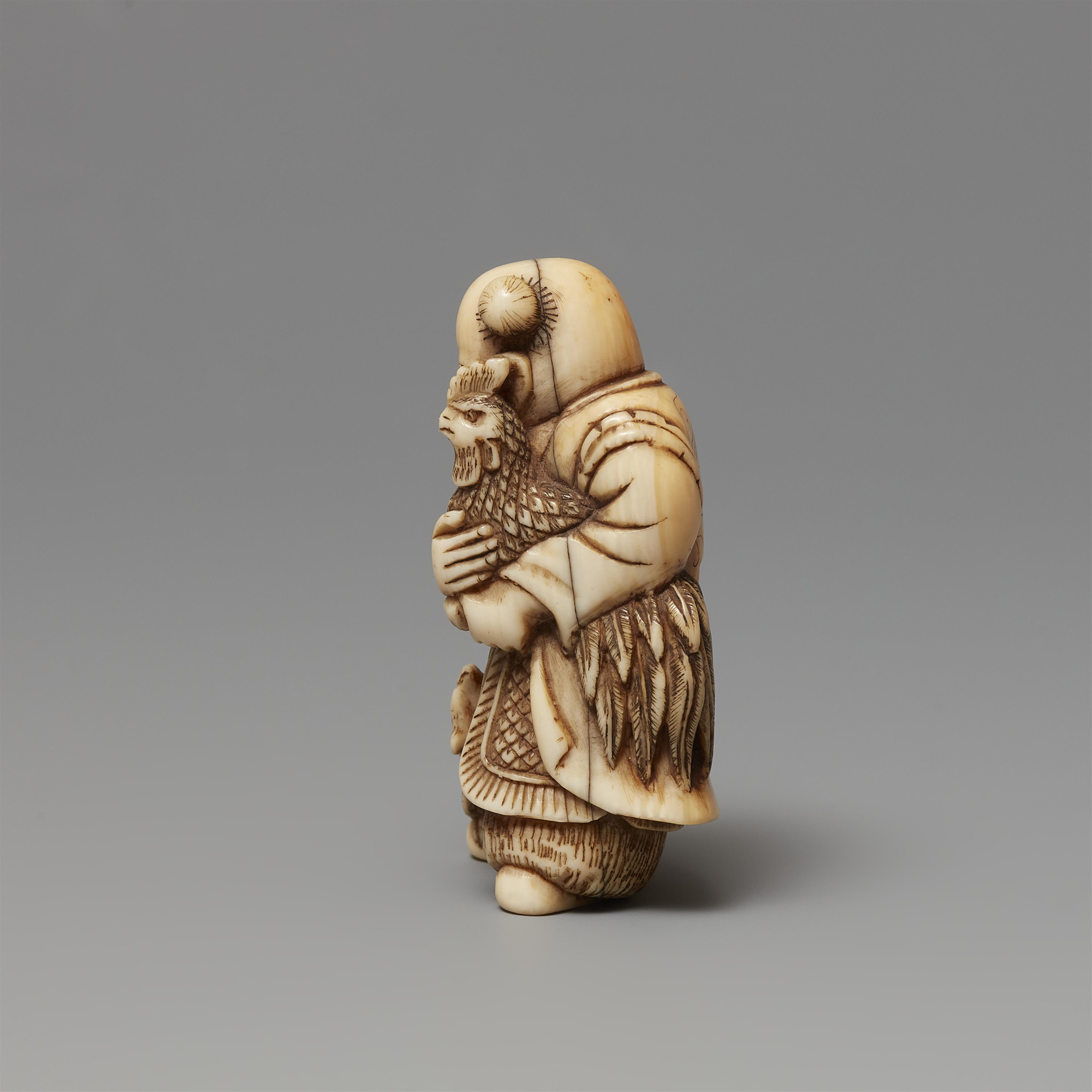 Netsuke eines chinesischen Knabens mit zwei Hähnen. Elfenbein. Frühes 19. Jh. - image-4