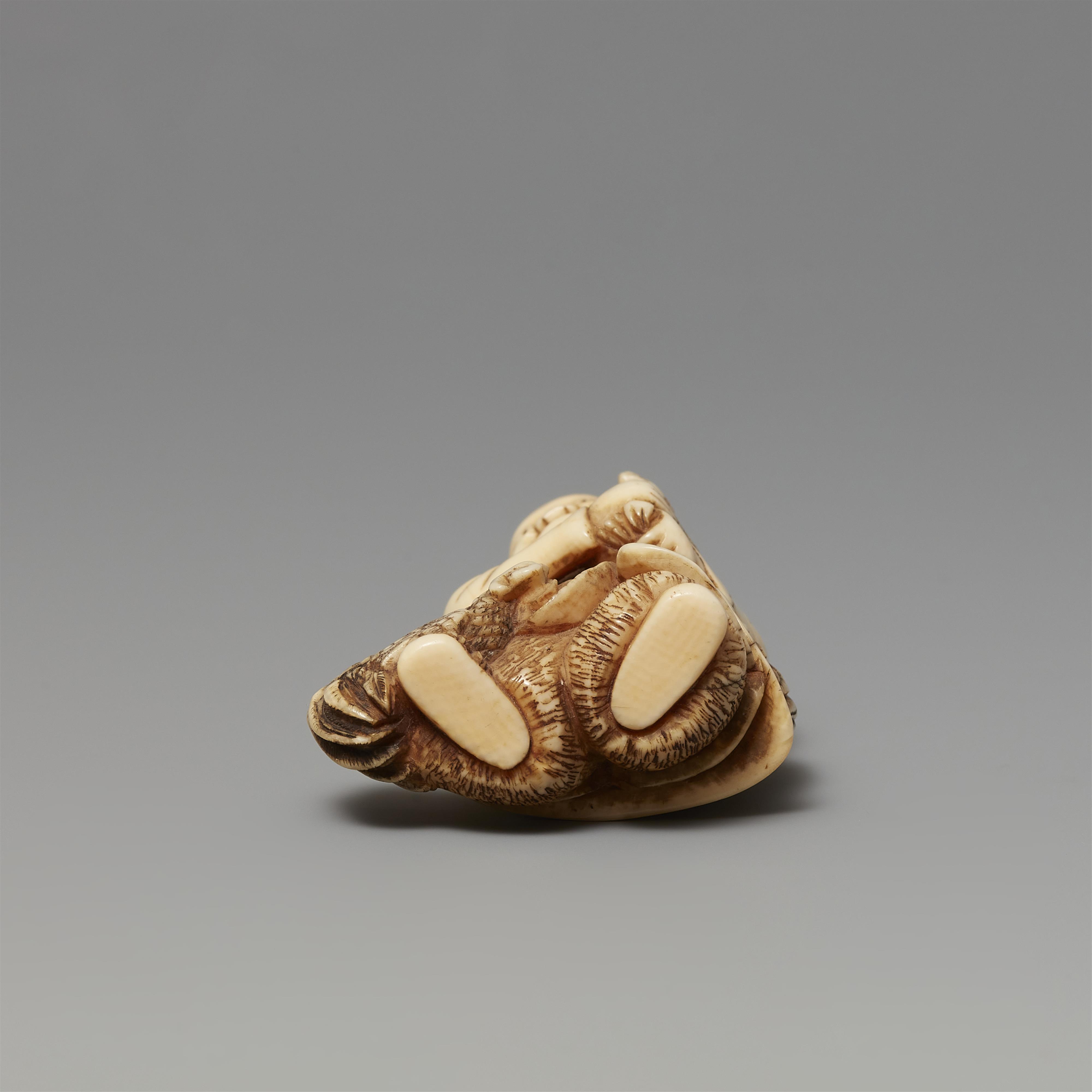 Netsuke eines chinesischen Knabens mit zwei Hähnen. Elfenbein. Frühes 19. Jh. - image-5