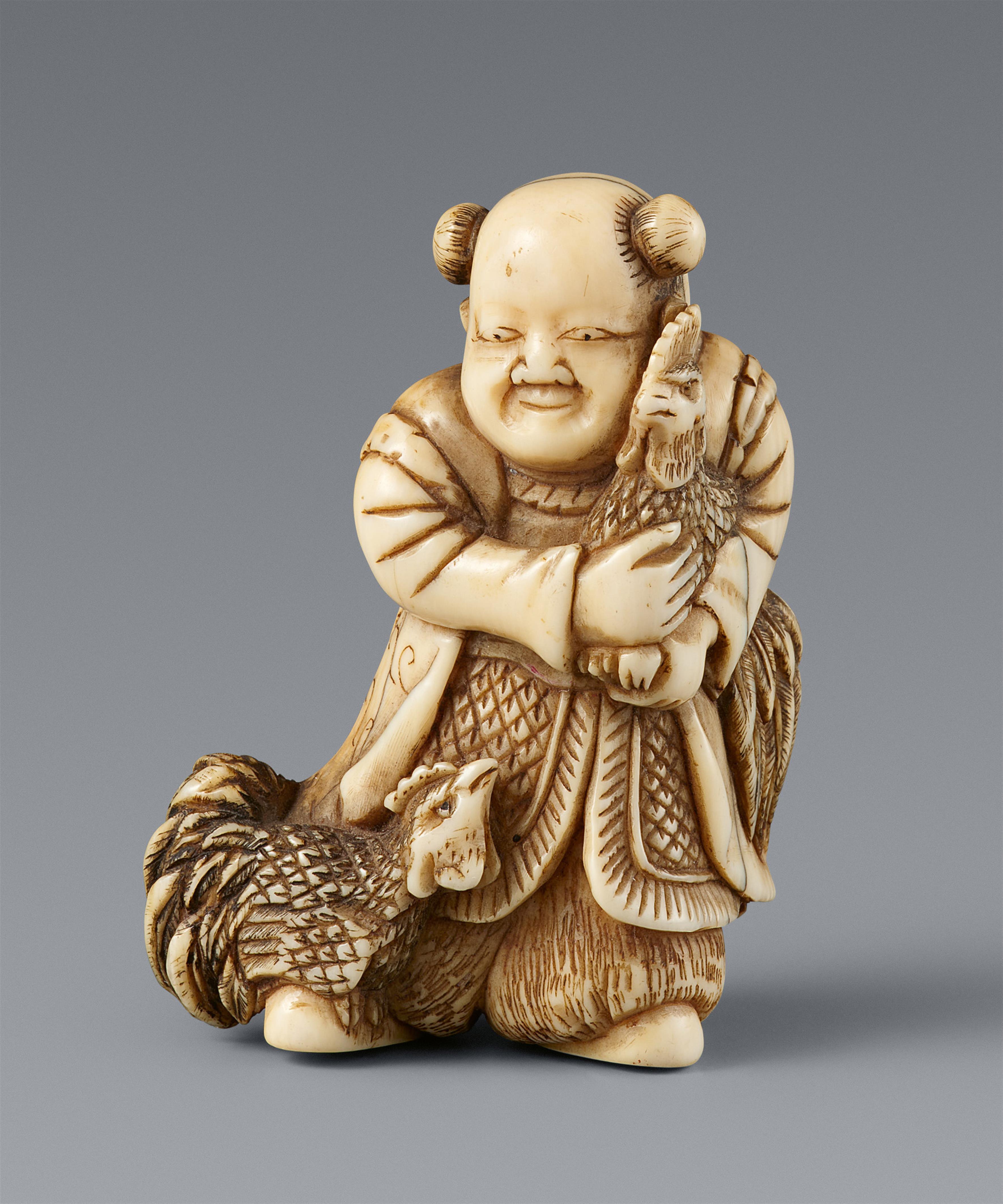 Netsuke eines chinesischen Knabens mit zwei Hähnen. Elfenbein. Frühes 19. Jh. - image-1