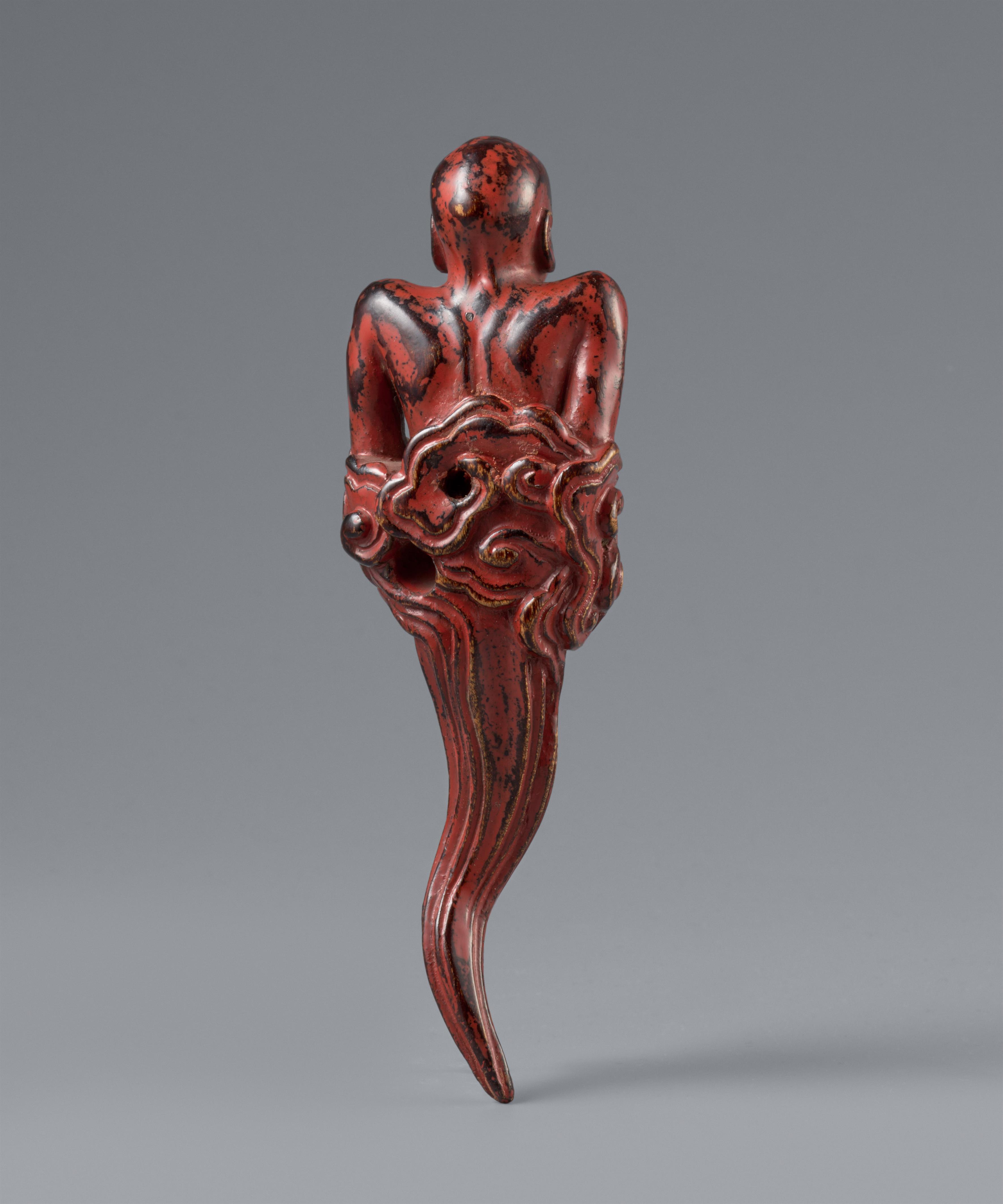 Netsuke eines Mannes, aus Wolken emporsteigend. Nadelholz, schwarz und rot lackiert. 19. Jh. - image-2