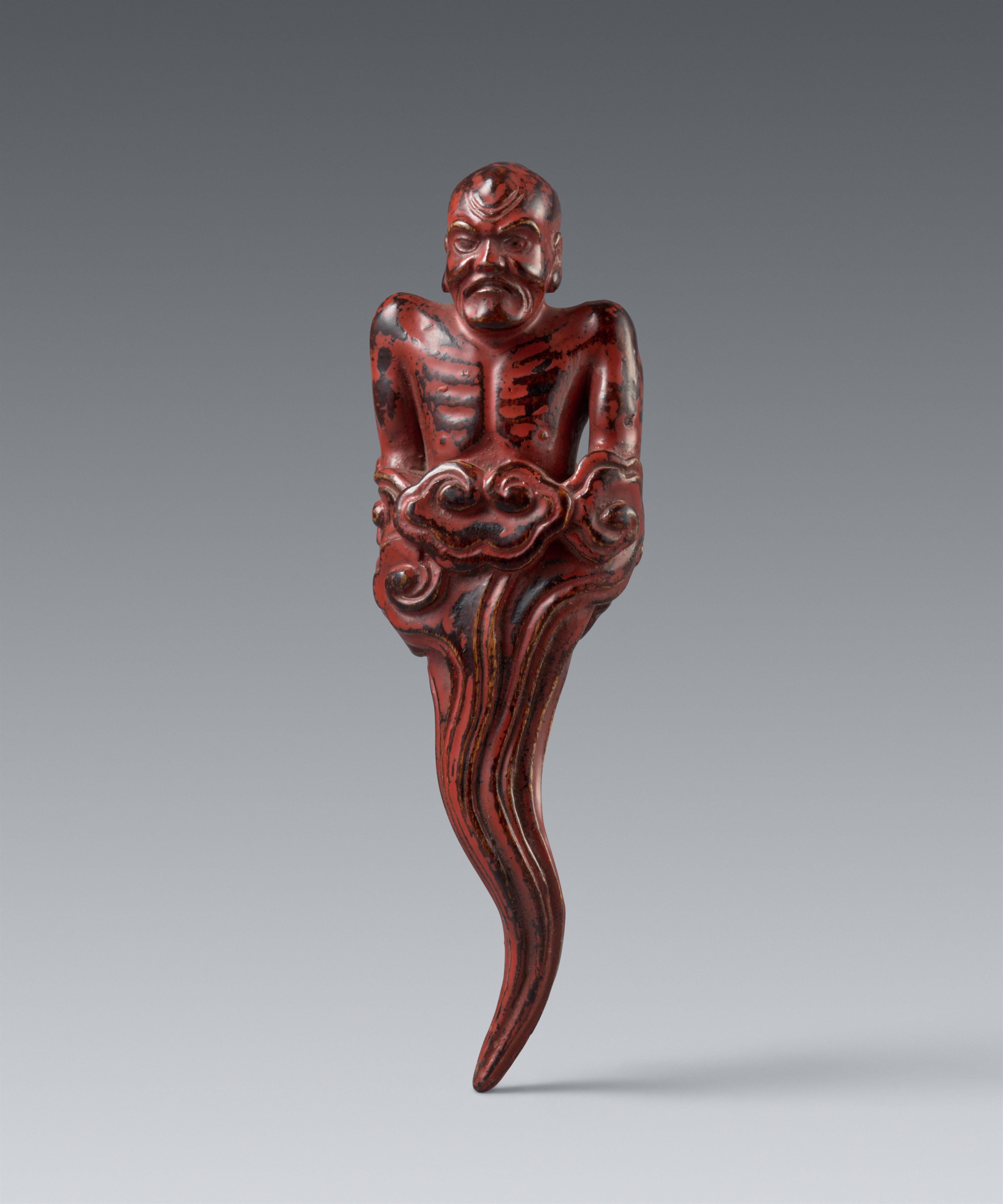 Netsuke eines Mannes, aus Wolken emporsteigend. Nadelholz, schwarz und rot lackiert. 19. Jh. - image-1