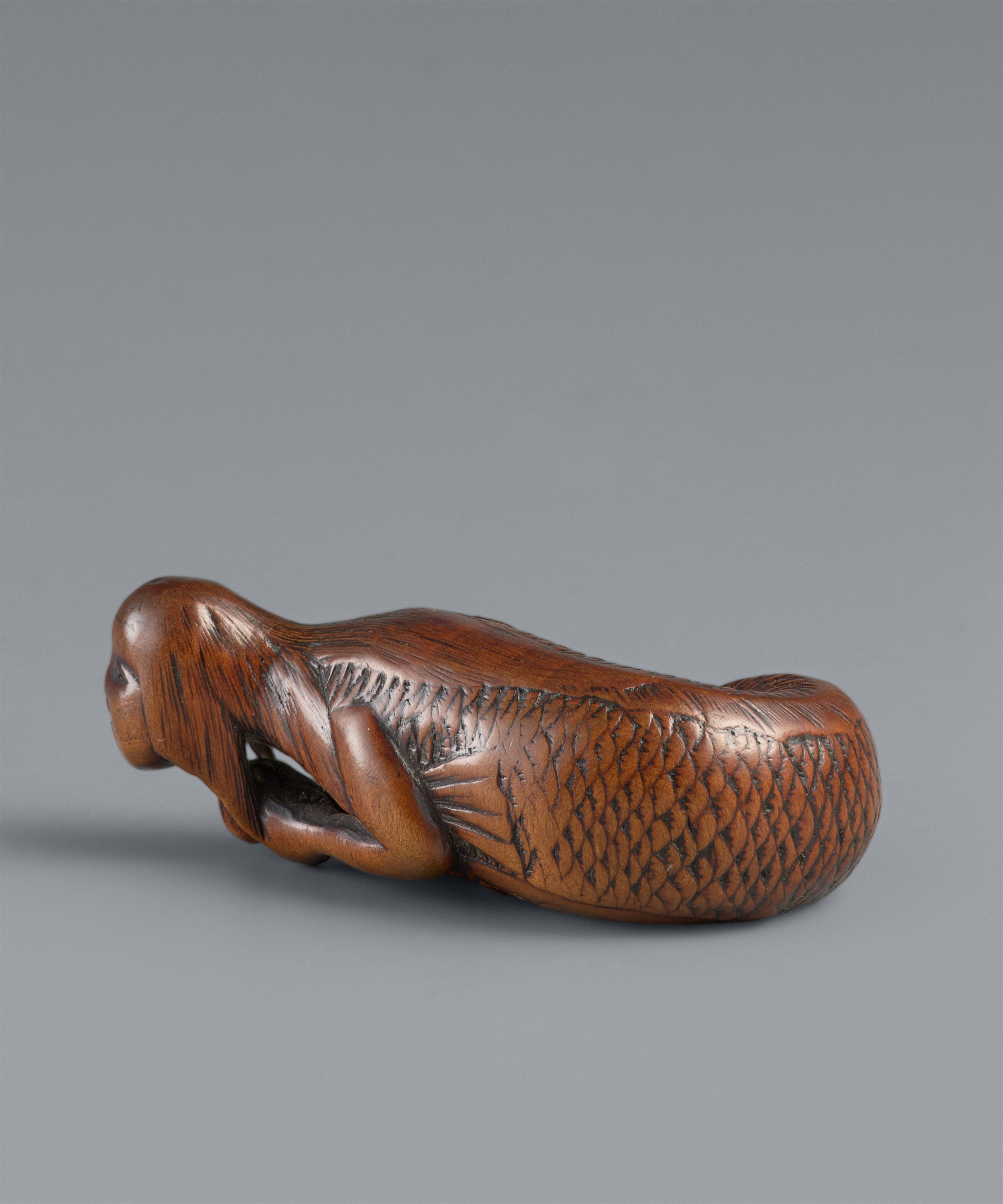 Netsuke eines Meerweibchens (ningyo). Buchsbaum. Frühes 19. Jh. - image-8