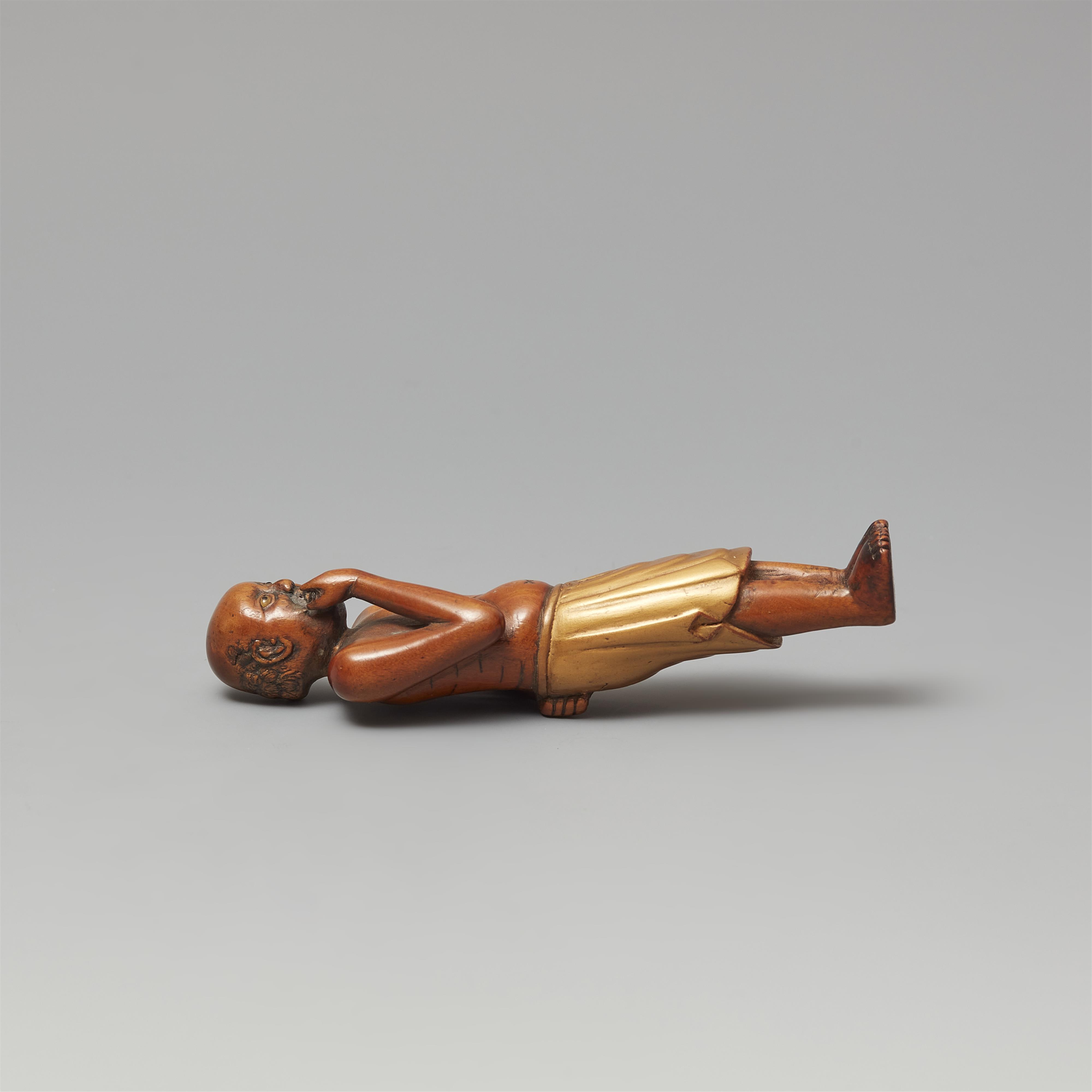 A boxwood and lacquer netsuke of an islander. 19th century - image-2